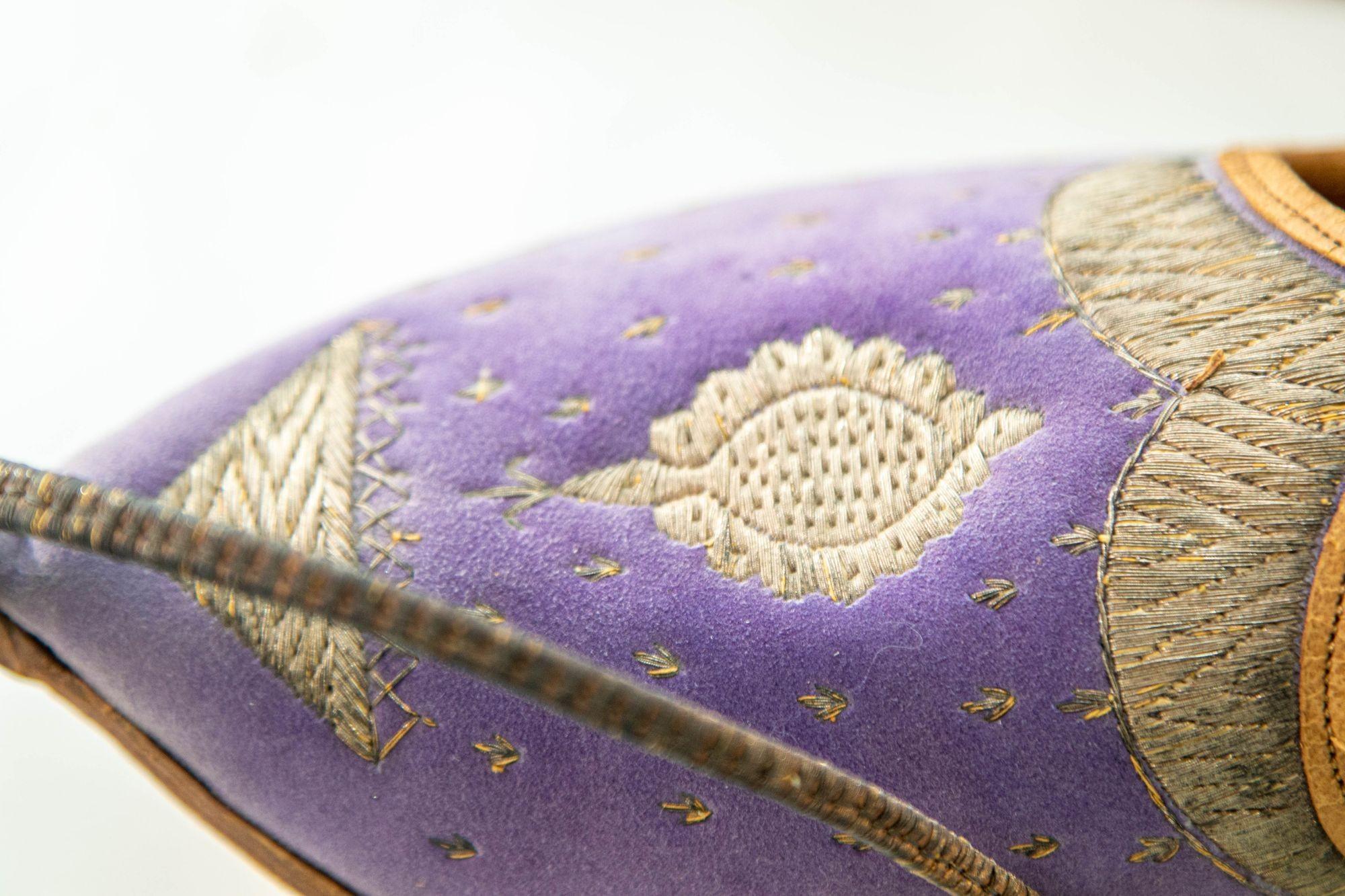 Turc Chaussures moghol Raj anciennes en cuir et velours violet brodé d'or en vente
