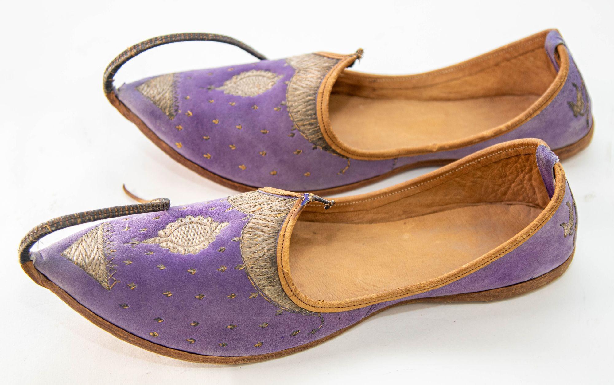 Fait main Chaussures moghol Raj anciennes en cuir et velours violet brodé d'or en vente
