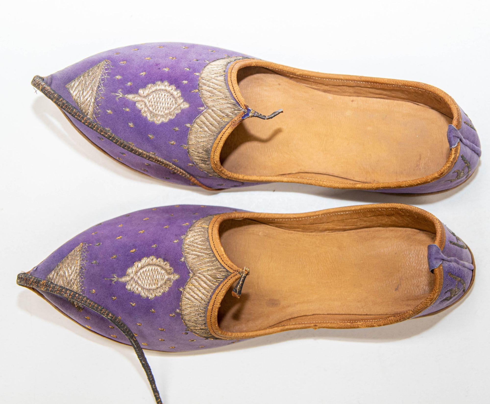 Turkish Antique Leather Purple Velvet Suede Mughal Raj Moorish Shoes Gold Embroidered For Sale