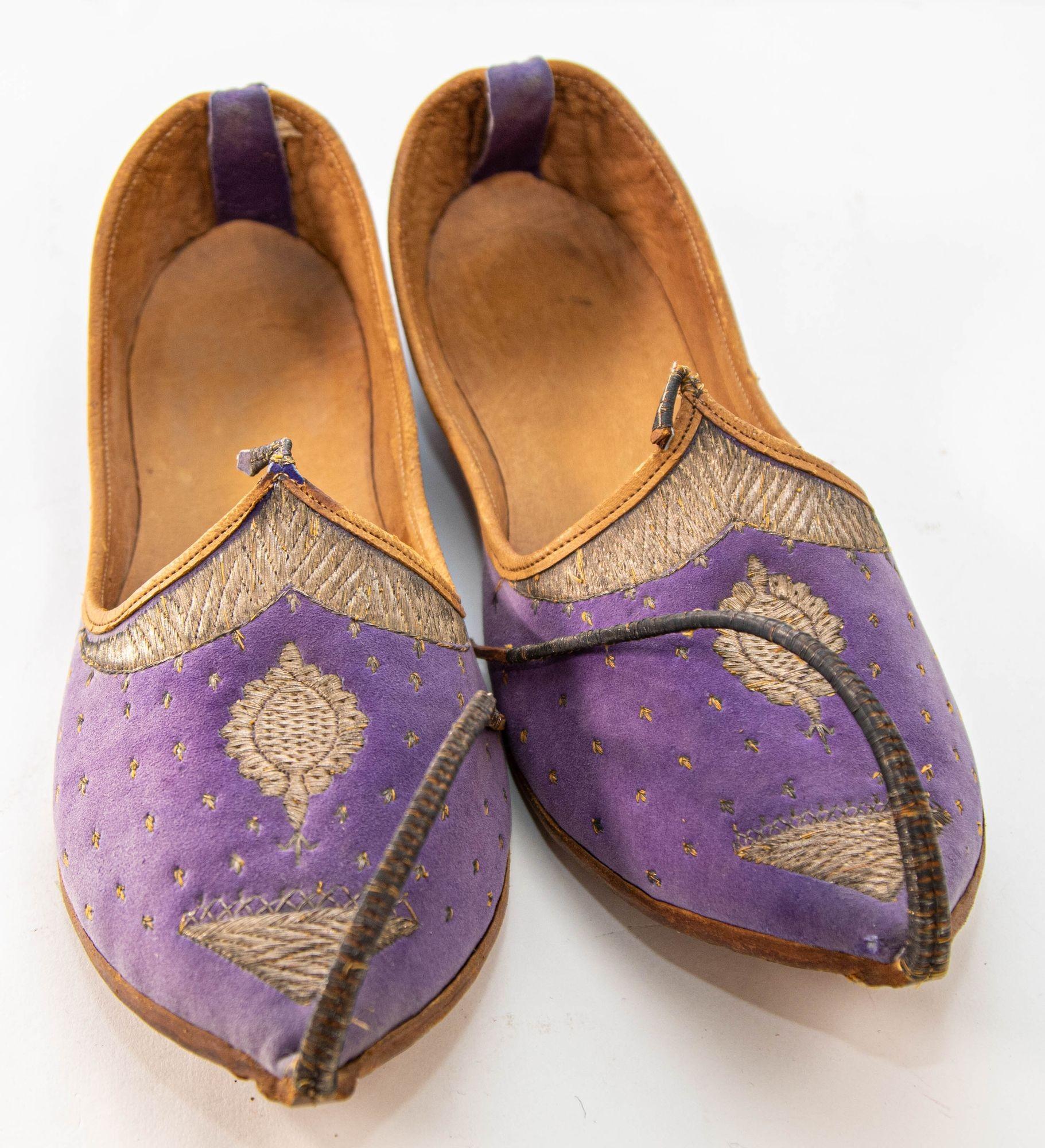 Hand-Crafted Antique Leather Purple Velvet Suede Mughal Raj Moorish Shoes Gold Embroidered For Sale