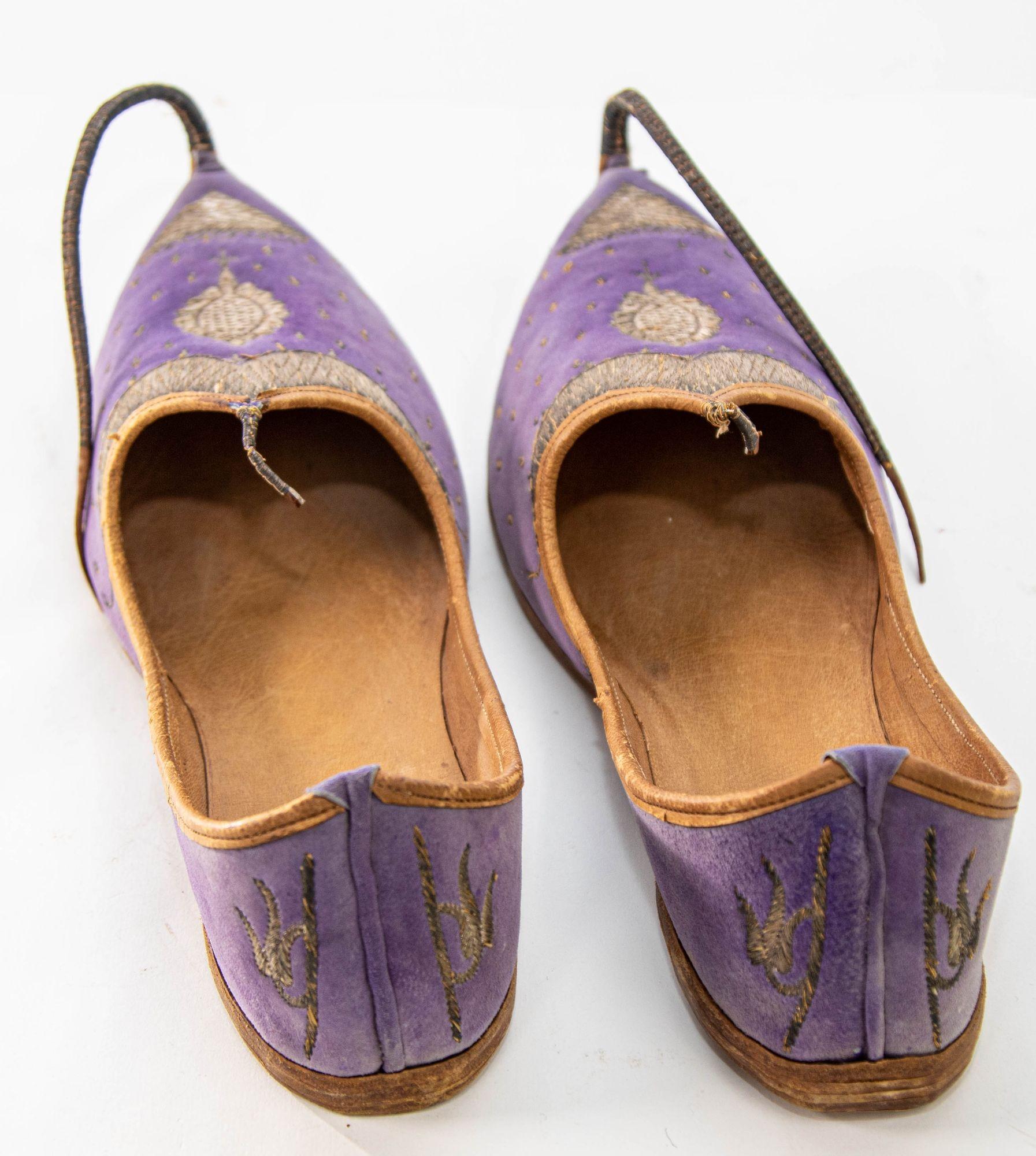 Antique Leather Purple Velvet Suede Mughal Raj Moorish Shoes Gold Embroidered In Good Condition For Sale In North Hollywood, CA