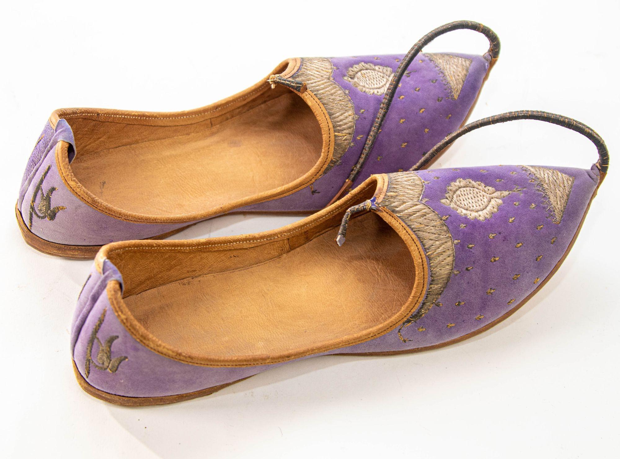 20th Century Antique Leather Purple Velvet Suede Mughal Raj Moorish Shoes Gold Embroidered For Sale