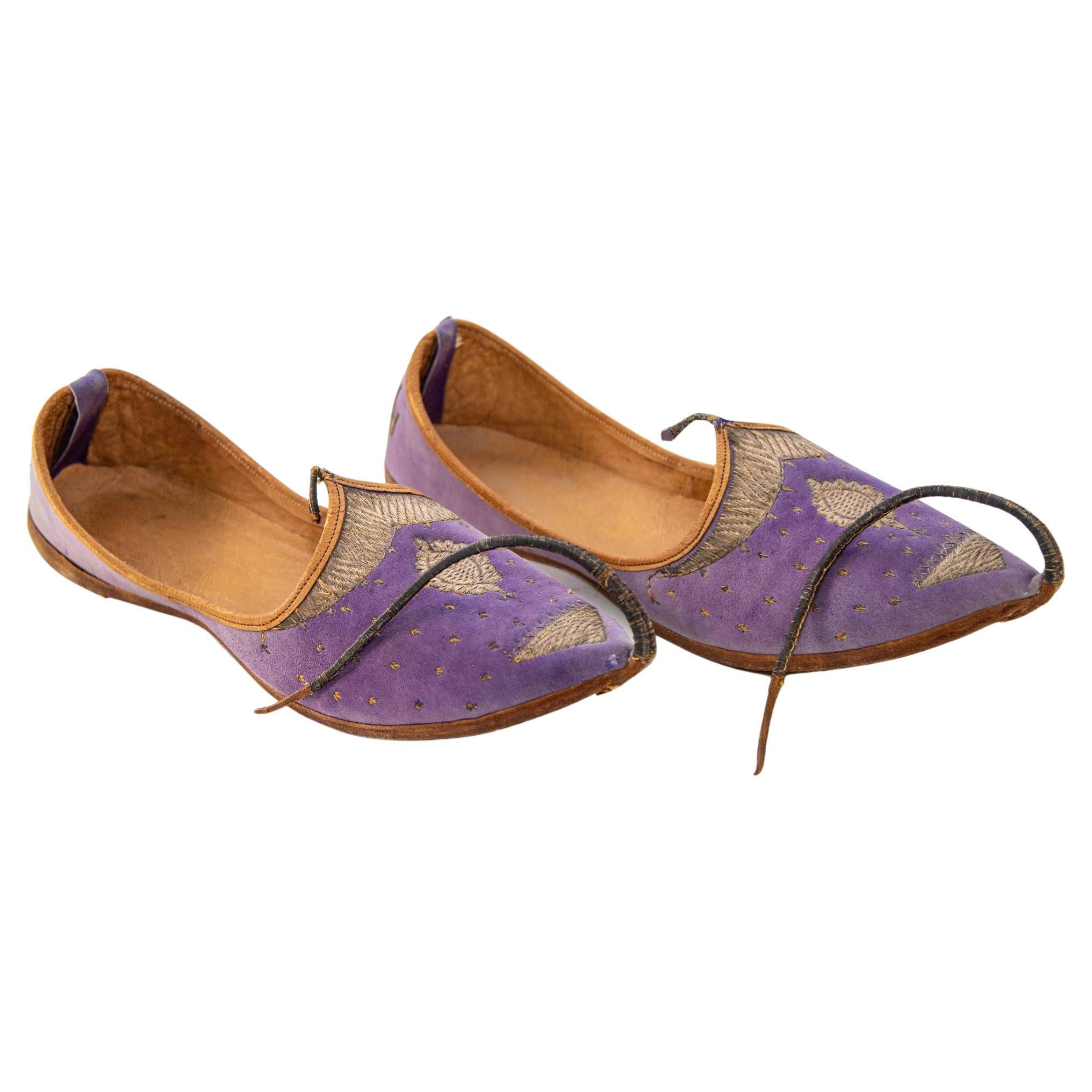 Chaussures moghol Raj anciennes en cuir et velours violet brodé d'or en vente