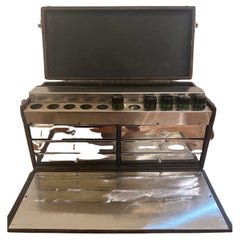 Boîte médicale ancienne en cuir et acier inoxydable avec tiroirs et compartiments