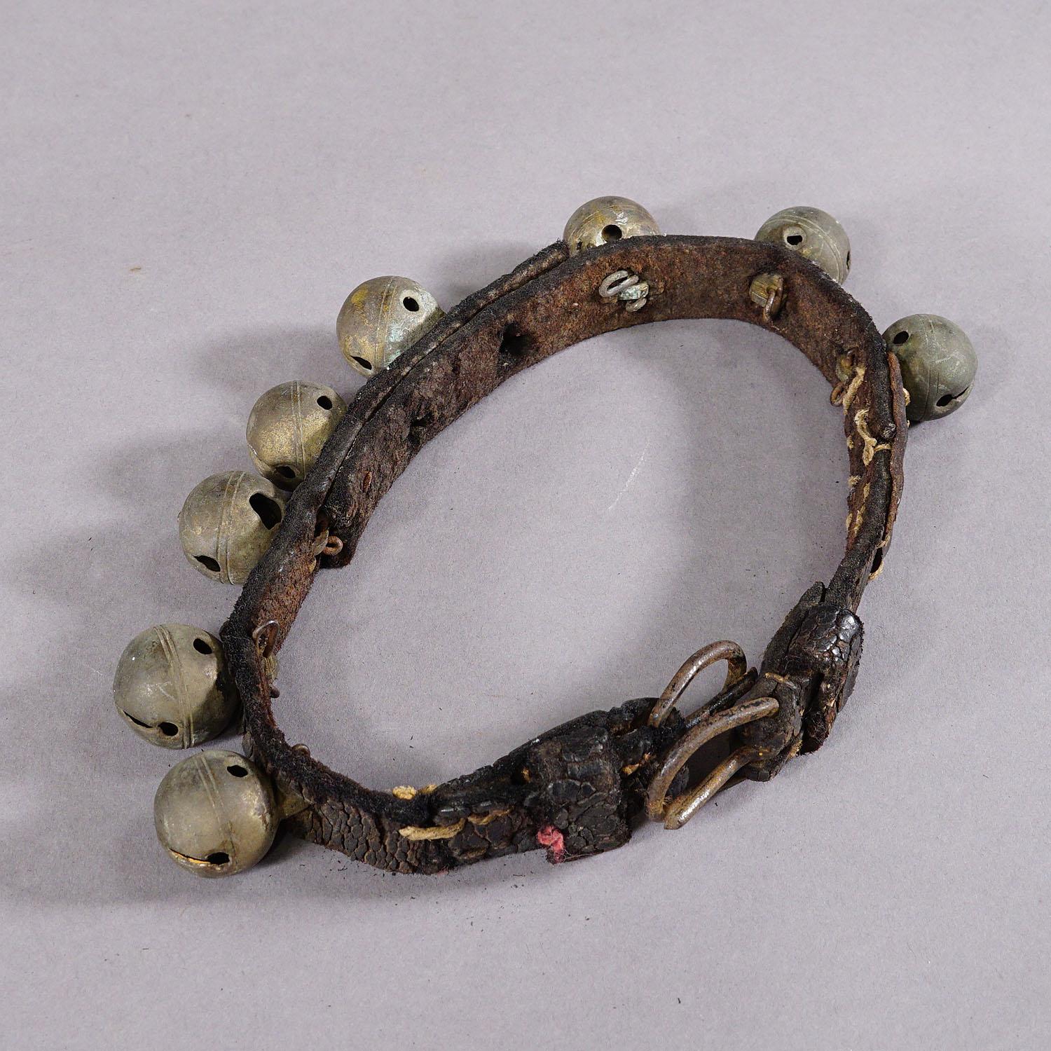 Moulage Bracelet en cuir ancien avec huit cloches en laiton, Suisse, vers 1900 en vente
