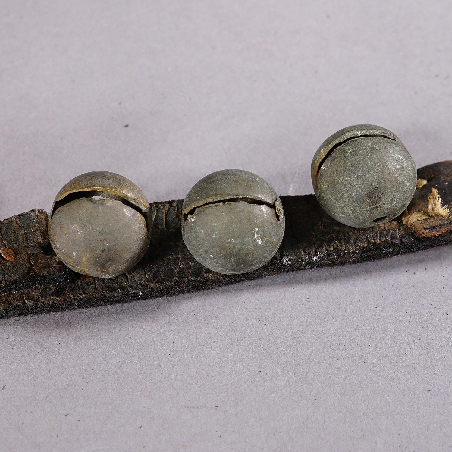 Métal Bracelet en cuir ancien avec huit cloches en laiton, Suisse, vers 1900 en vente