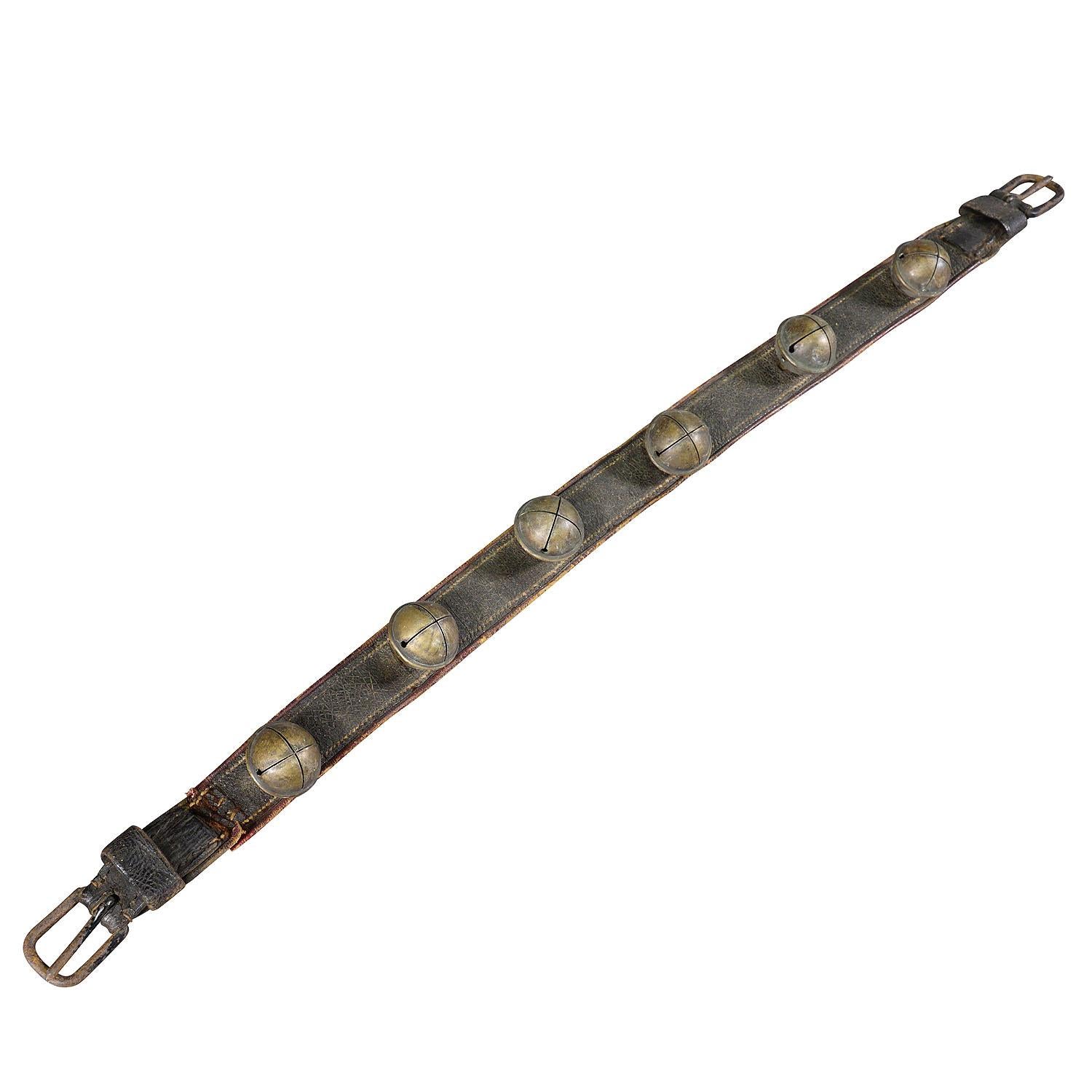 Antico cinturino in pelle con sei campane in ottone, Svizzera, 1900 ca.
Articolo e6991
Un antico cinturino in pelle con sei campanelli in ottone proveniente dalle Alpi svizzere e prodotto nel 1900 circa. Questi campanelli vengono utilizzati per