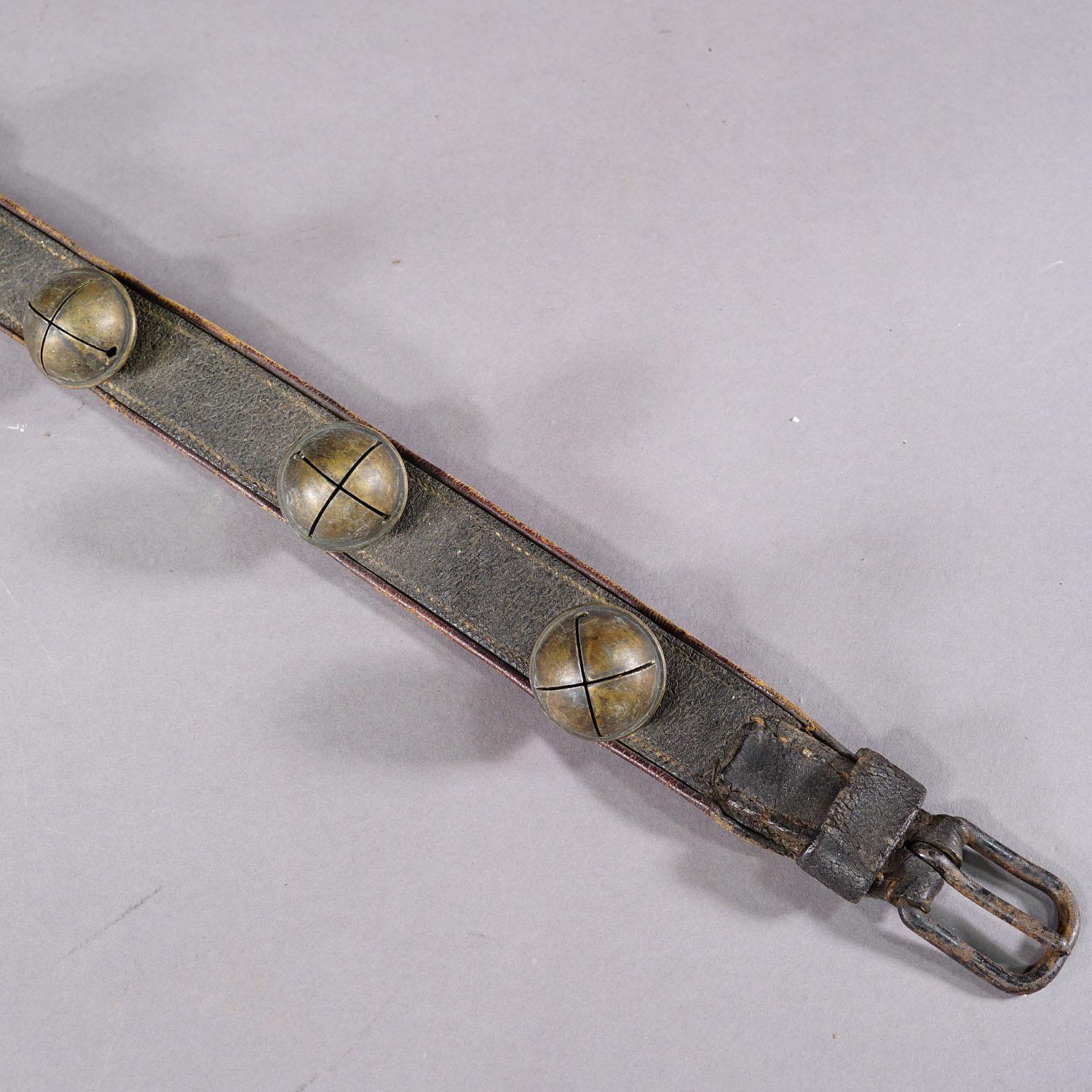 Svizzero Antico cinturino in pelle con sei campane in ottone, Svizzera, 1900 ca. in vendita