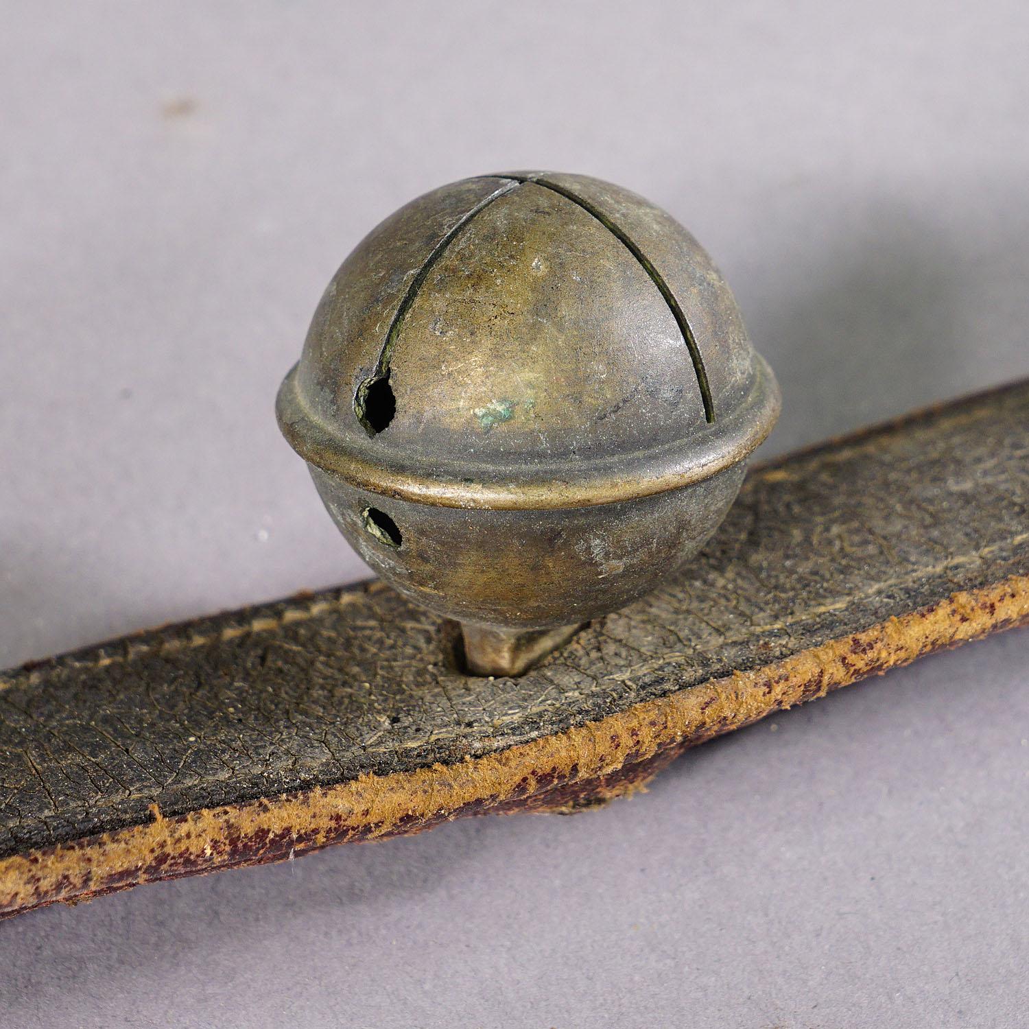 Metallo Antico cinturino in pelle con sei campane in ottone, Svizzera, 1900 ca. in vendita