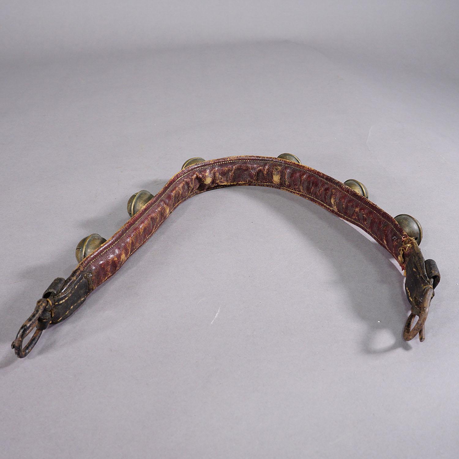 Antico cinturino in pelle con sei campane in ottone, Svizzera, 1900 ca. in vendita 1