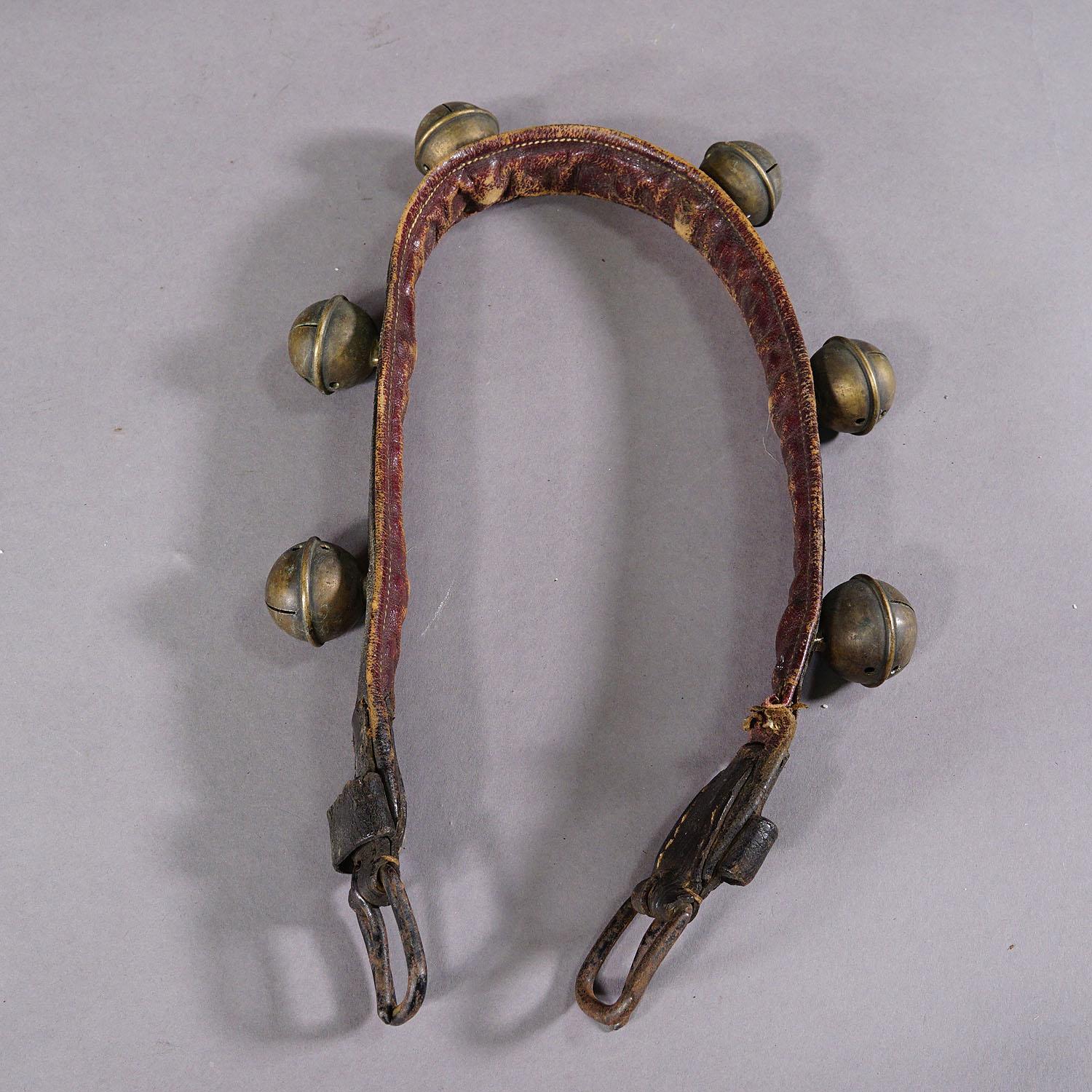 Antico cinturino in pelle con sei campane in ottone, Svizzera, 1900 ca. in vendita 2