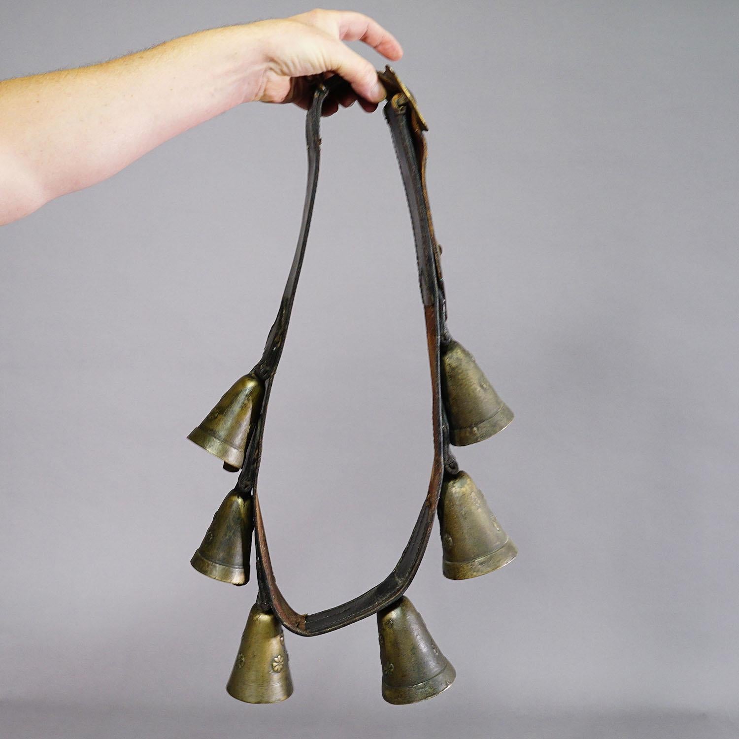 Courroie en cuir antique avec six cloches de bétail moulées, Suisse vers les années 1900 en vente 2