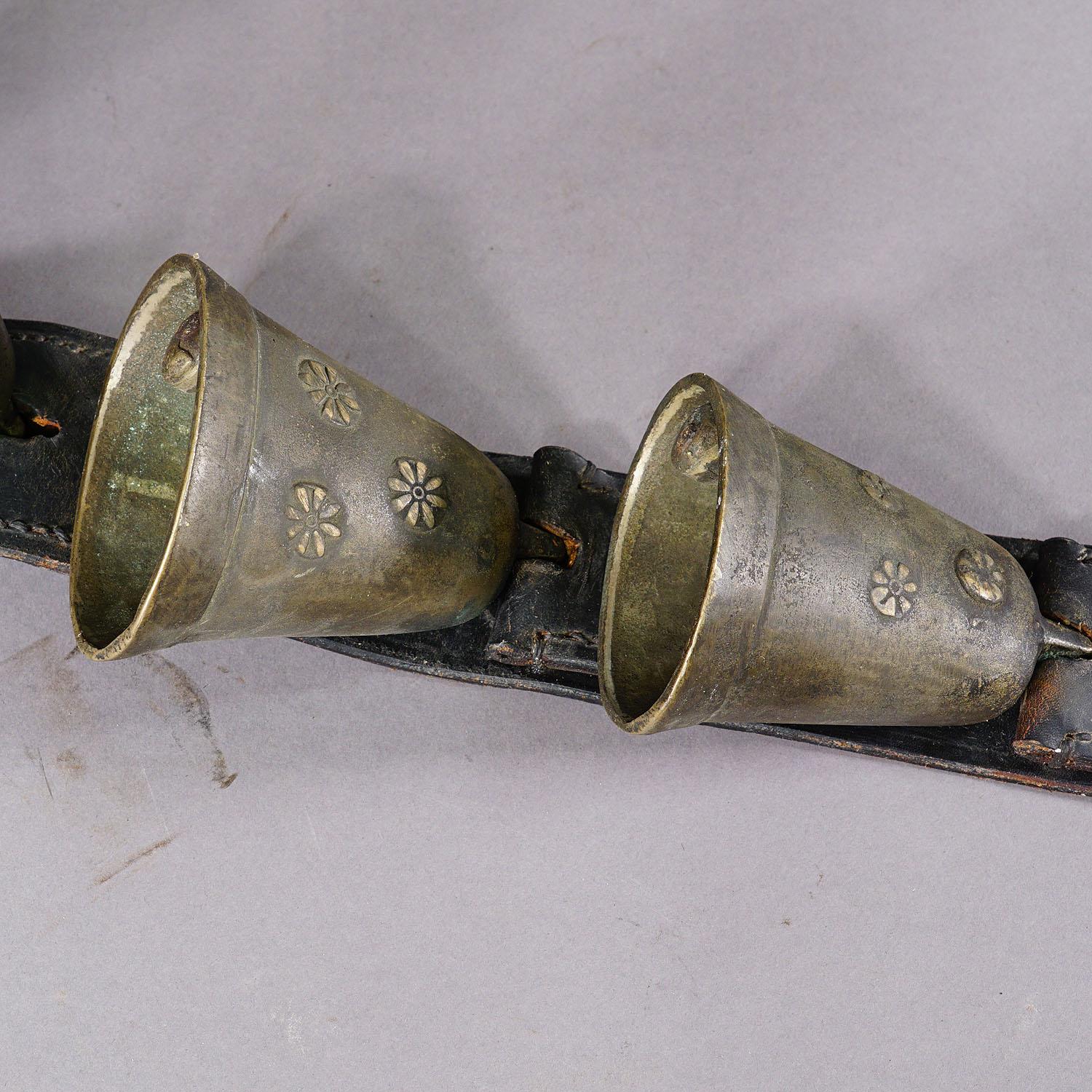 Cuir Courroie en cuir antique avec six cloches de bétail moulées, Suisse vers les années 1900 en vente