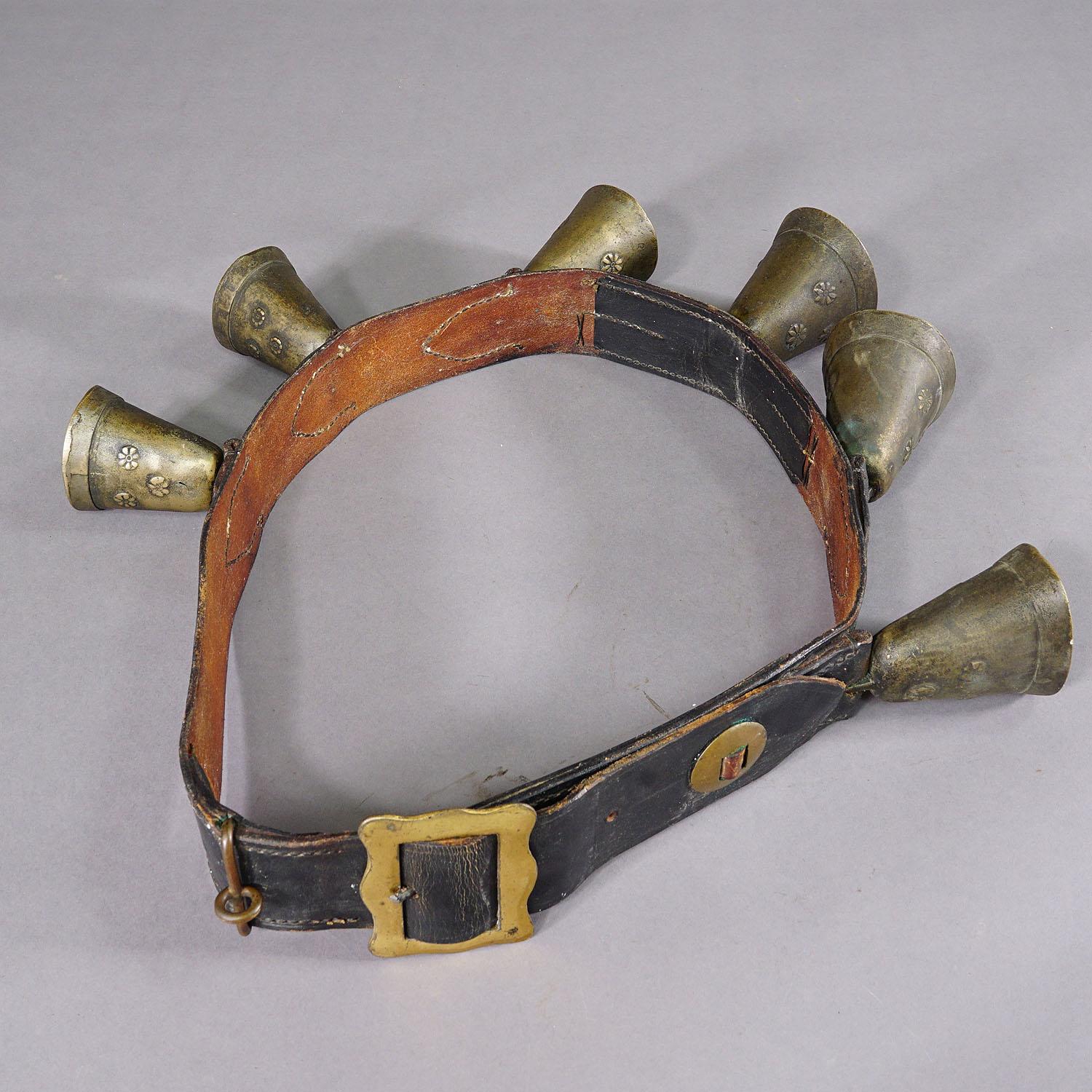 Courroie en cuir antique avec six cloches de bétail moulées, Suisse vers les années 1900 en vente 1