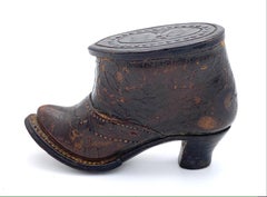 Antico stivale a forma di tabacchiera in pelle marrone