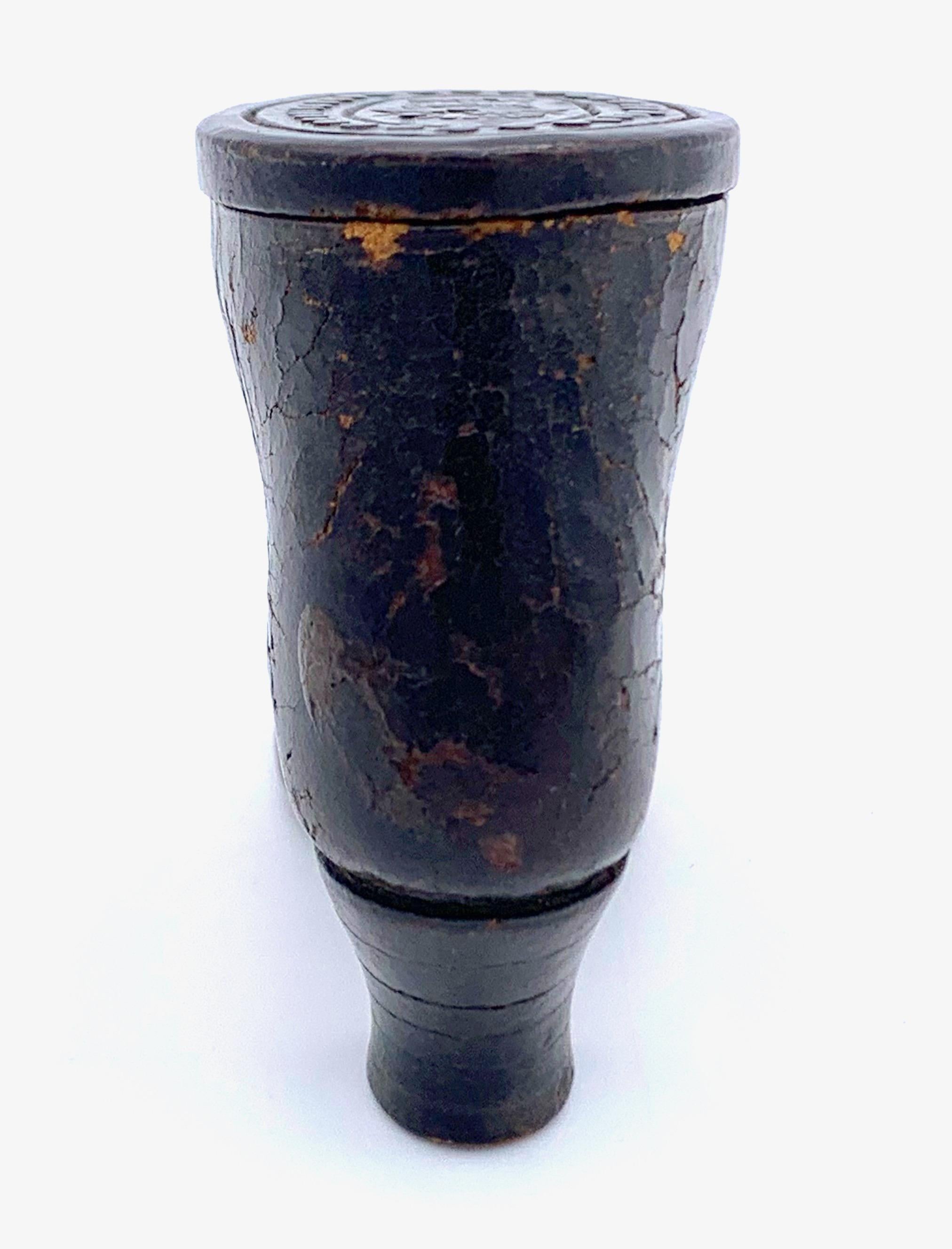 Antike Manschettenknöpfe aus Leder in Form eines Stiels (Handgefertigt) im Angebot