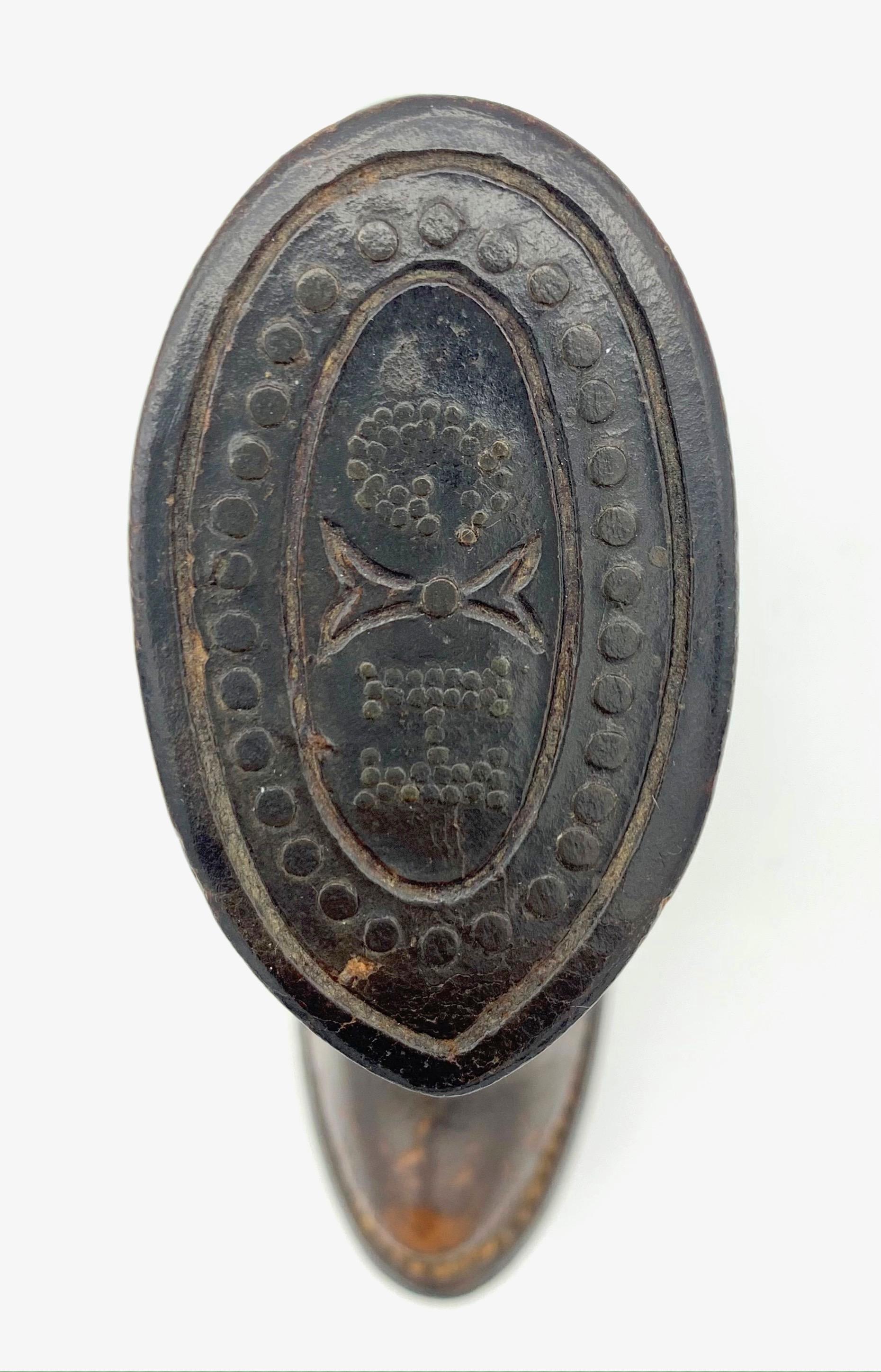 Antike Manschettenknöpfe aus Leder in Form eines Stiels im Zustand „Gut“ im Angebot in Munich, DE