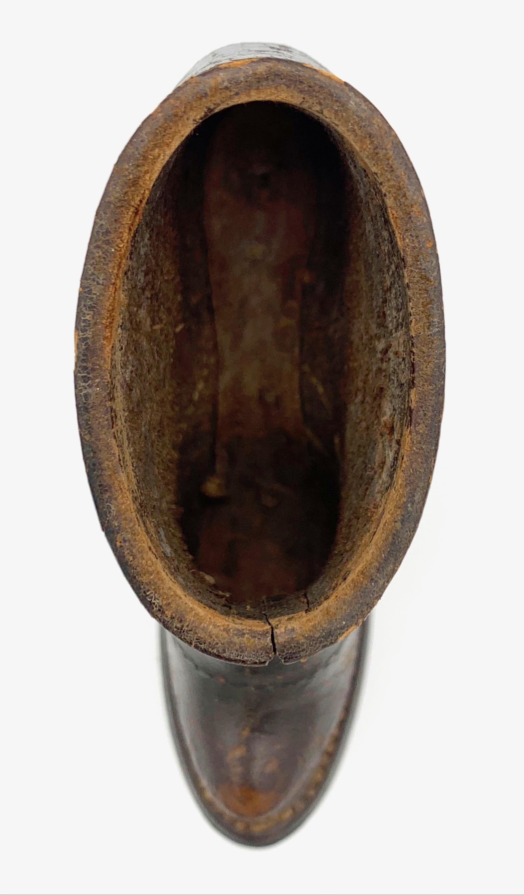 Antike Manschettenknöpfe aus Leder in Form eines Stiels im Angebot 1