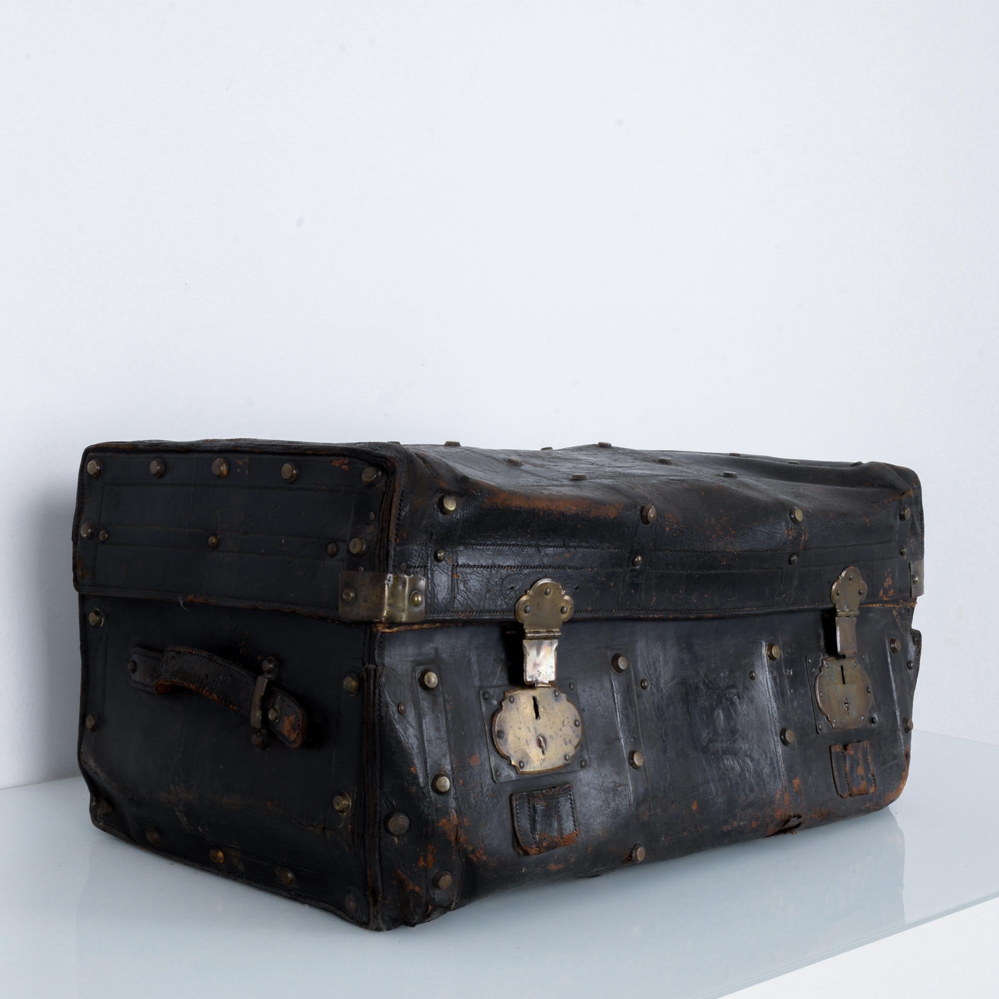 Antique Leather Suitcase In Good Condition In High Point, NC