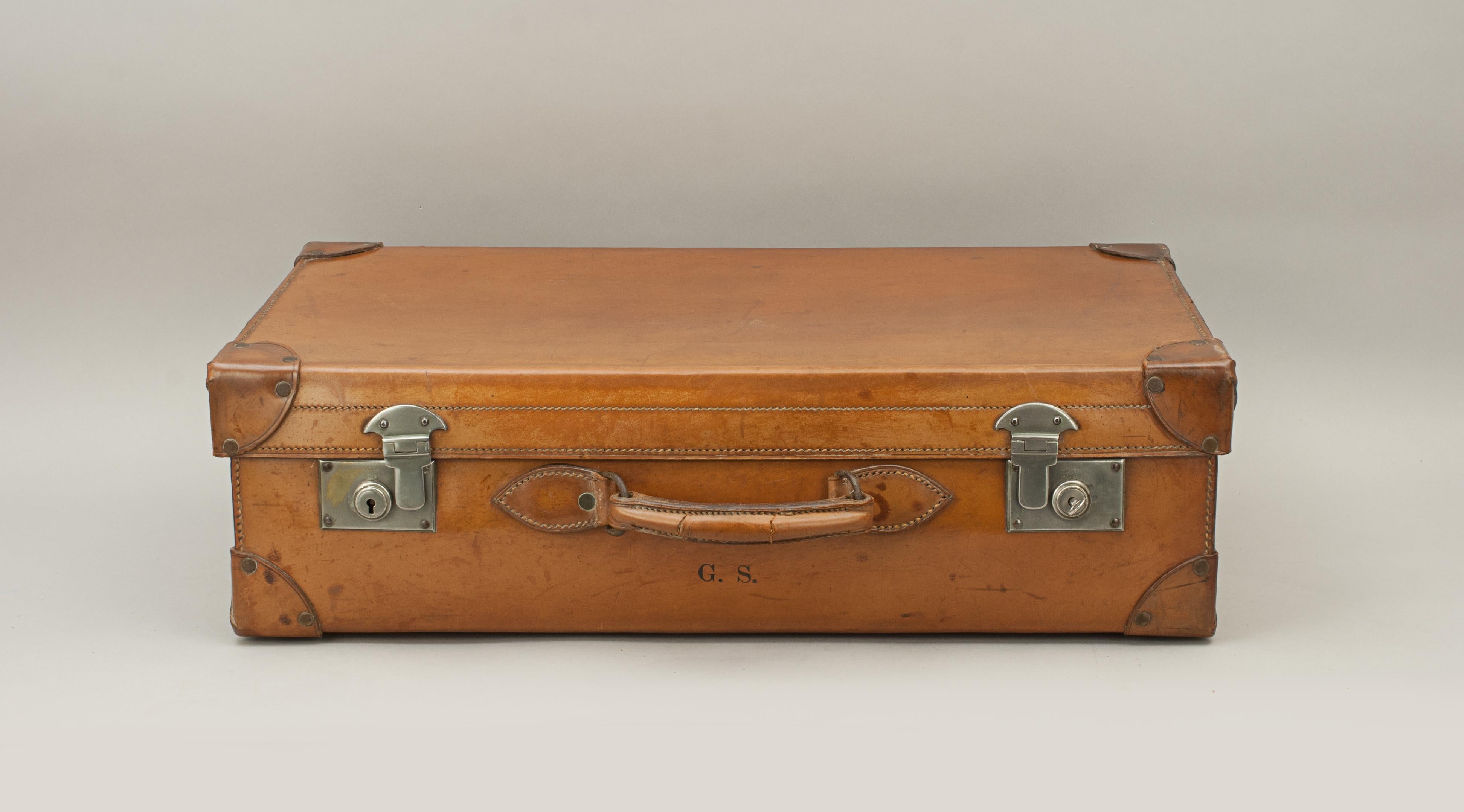 Vintage leather suitcase.
A stunning high quality tan leather suitcase. The case is with reinforced corners, chrome stud feet, single carry handle, two chrome locks and original cream linen interior. The outer leather embossed with the initials