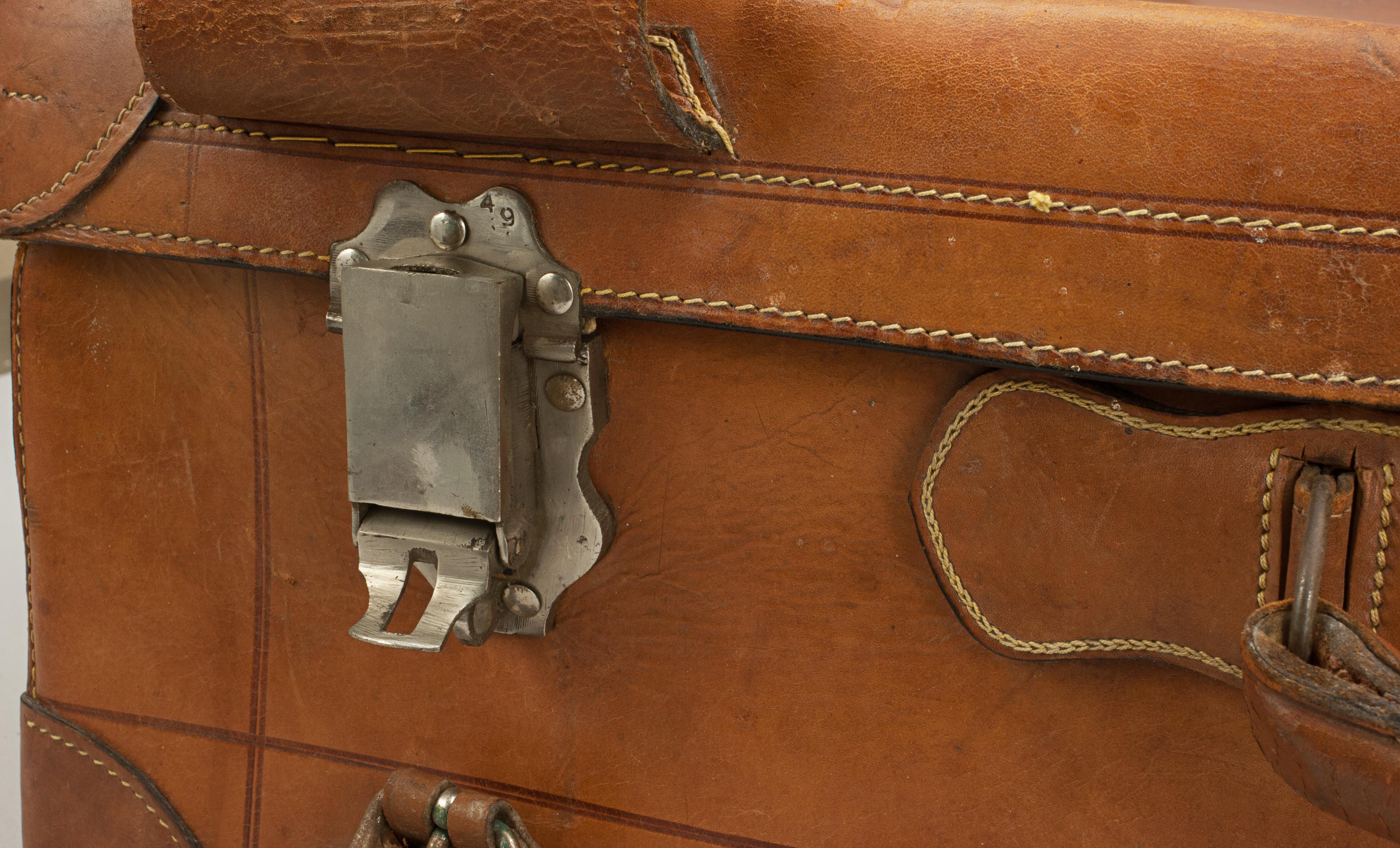 Antique Leather Suitcase, Travelling Luggage or Motoring Case In Good Condition For Sale In Oxfordshire, GB