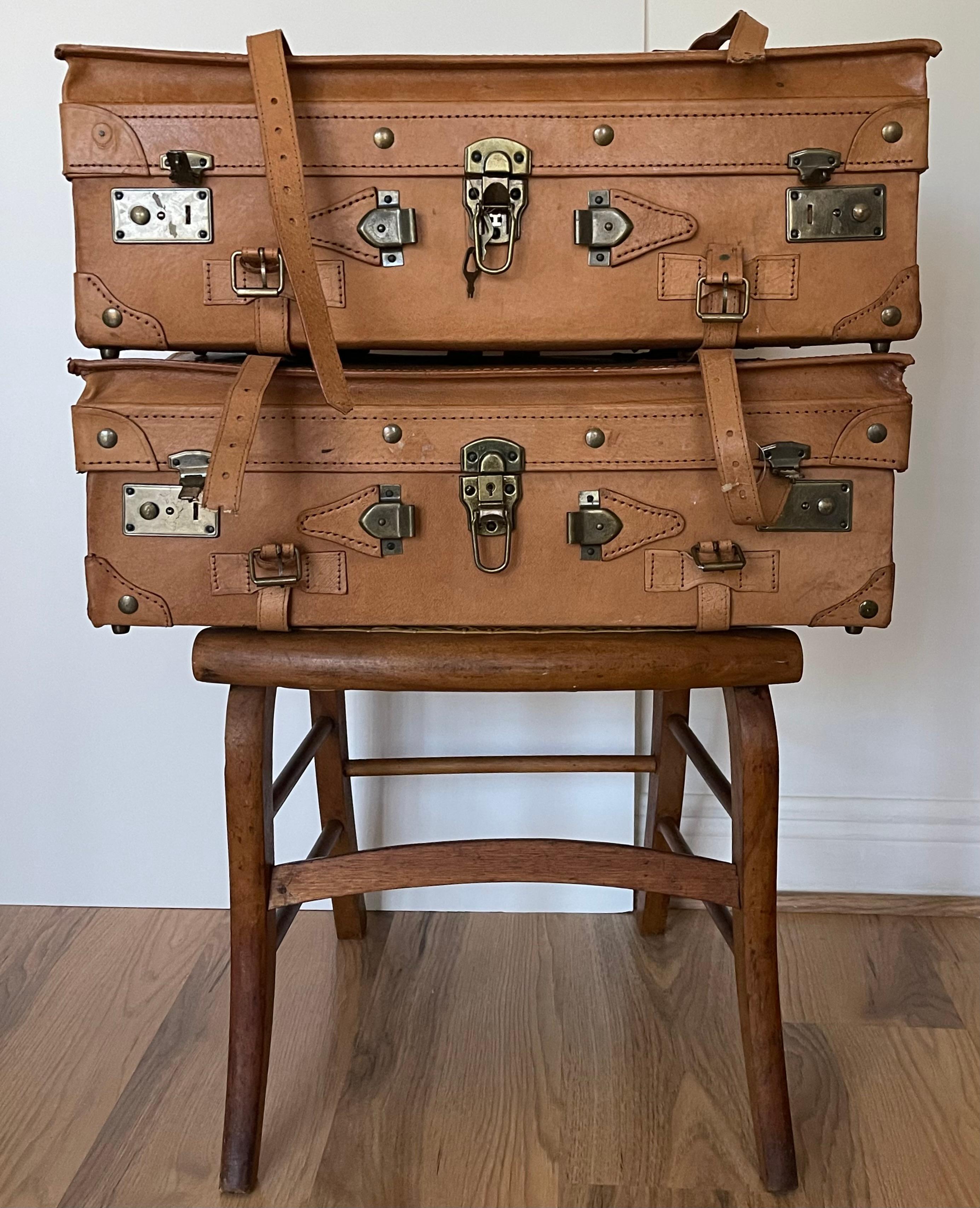 Pareja de maletas antiguas de cuero en buen estado - probablemente se utilizaron sólo para guardar cosas y no para viajar, - por eso les faltan las asas. Grandes piezas decorativas y de almacenaje.