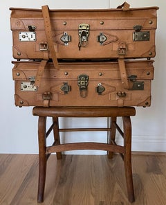 Paar antike Lederkoffer und Aufbewahrungsbehälter