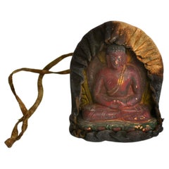 Ancienne amulette tibétaine en cuir avec Bouddha méditatif 