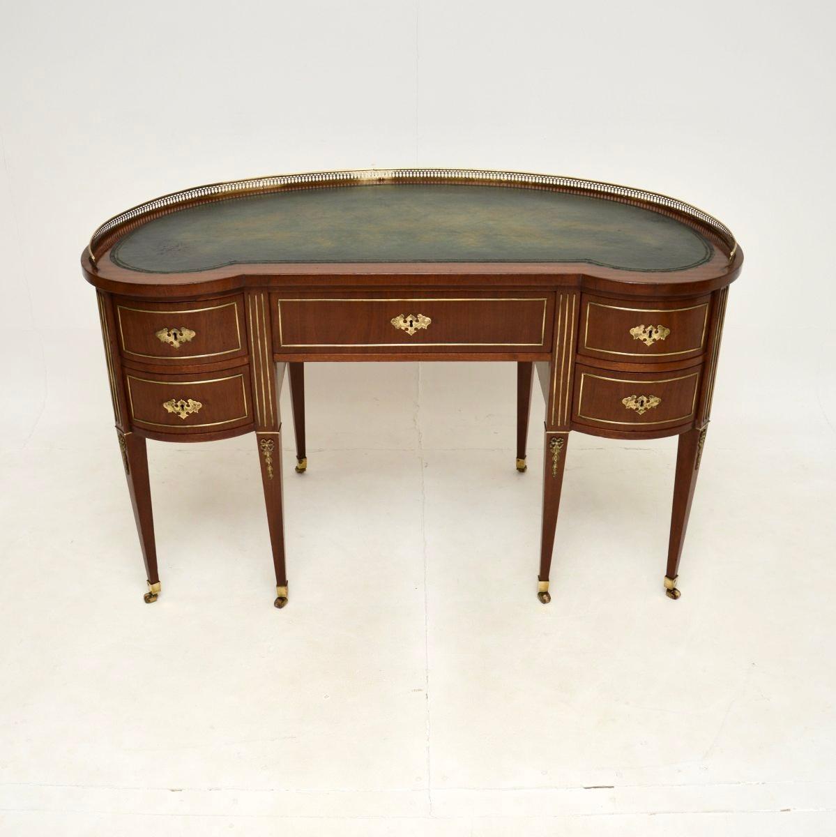 Un superbe et très rare bureau Empire autrichien à dessus en cuir, datant d'environ la période 1830-1850.

Ce produit a un design magnifique et très utile, la qualité est exceptionnelle. Le plateau est en forme de rein avec une surface d'écriture en
