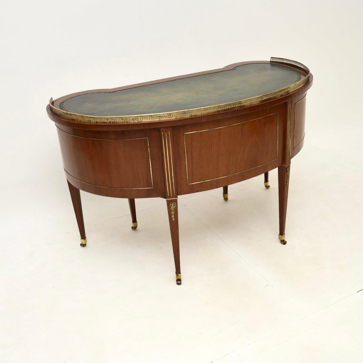Milieu du XIXe siècle Bureau Empire autrichien ancien en cuir en vente