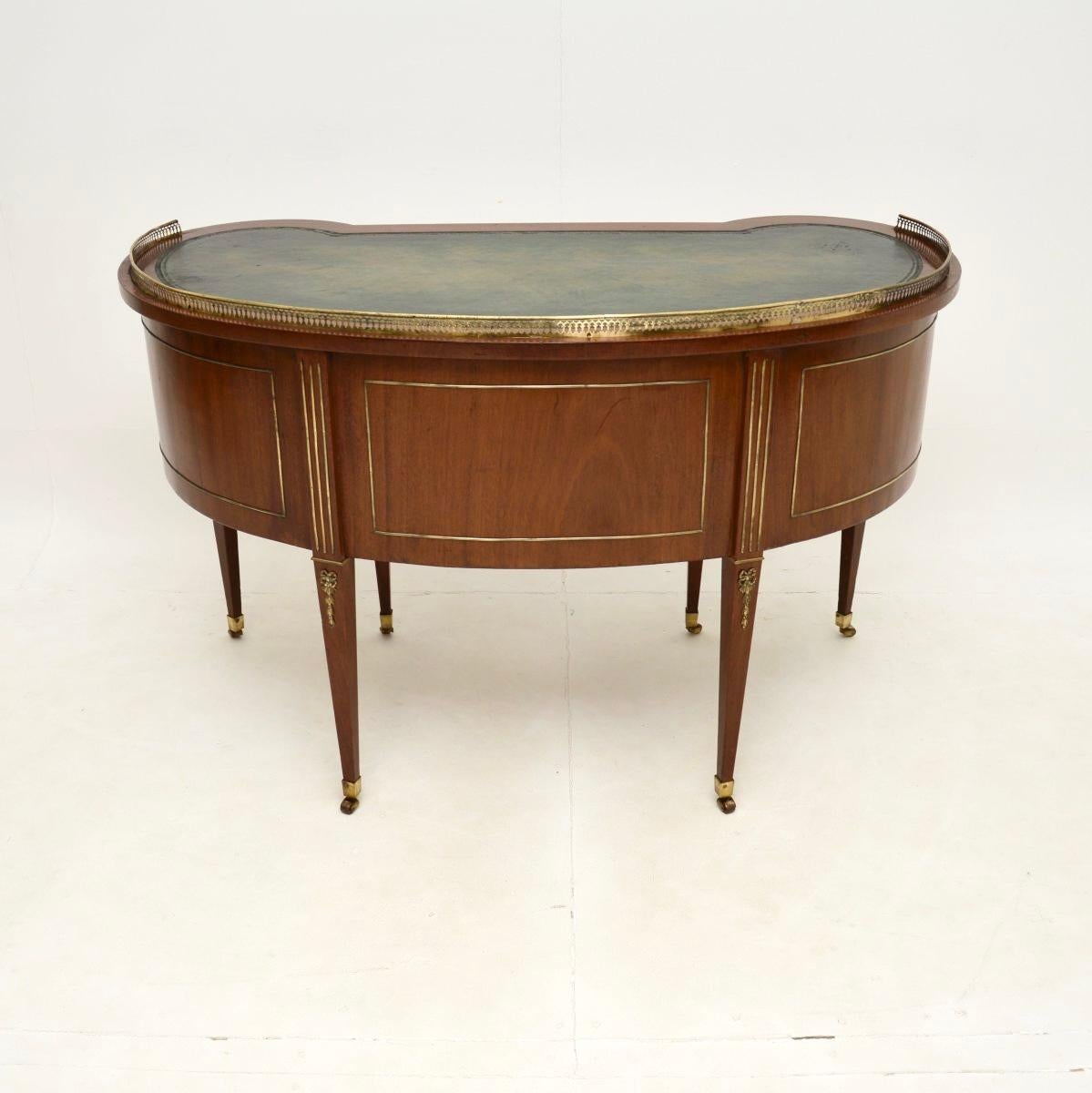 Cuir Bureau Empire autrichien ancien en cuir en vente