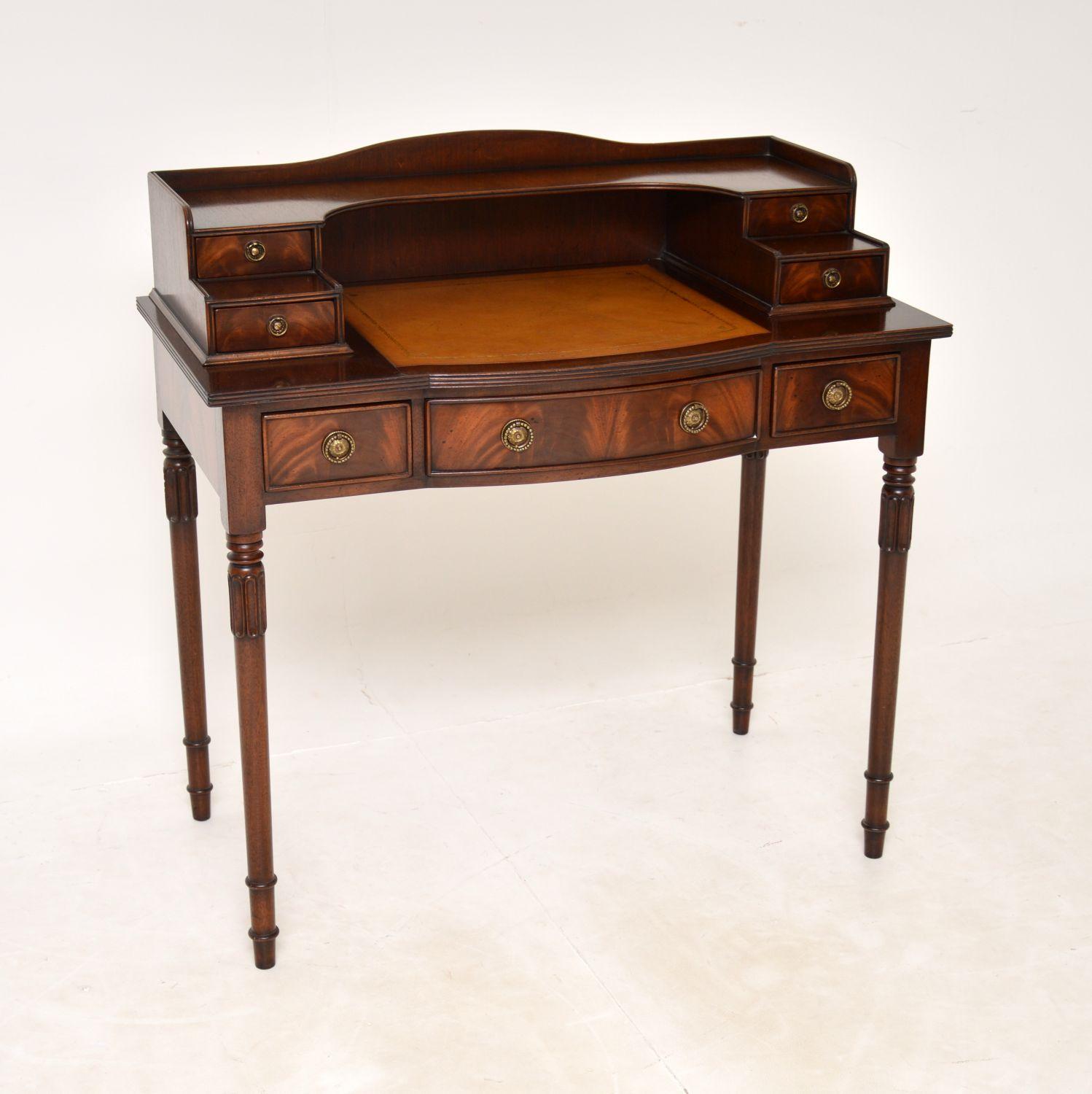 An excellent antique writing table / desk, also known as a bonheur du jour. This was made in England, it dates from around the 1930’s.
It is of superb quality, and is beautifully designed. It sits on beautifully turned legs with lovely carving. the