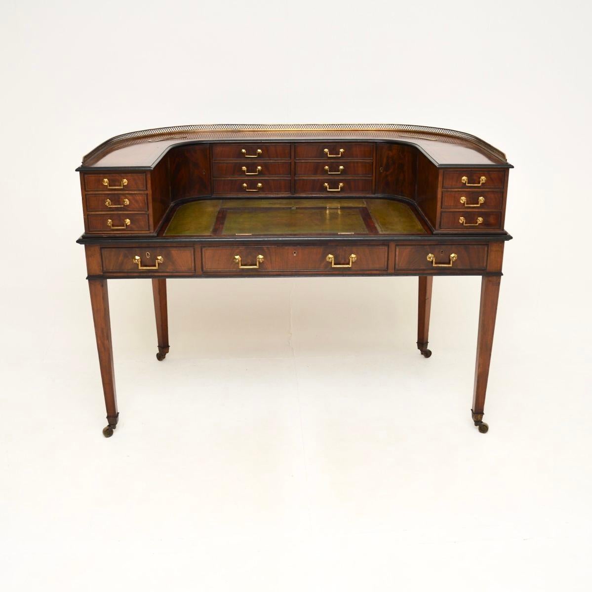 Magnifique bureau ancien Carlton House avec dessus en cuir. Fabriqué en Angleterre, il date d'environ la période 1890-1900.

Il est d'une qualité irréprochable, son design est très élégant et il est de grande taille. Le bois a une couleur magnifique