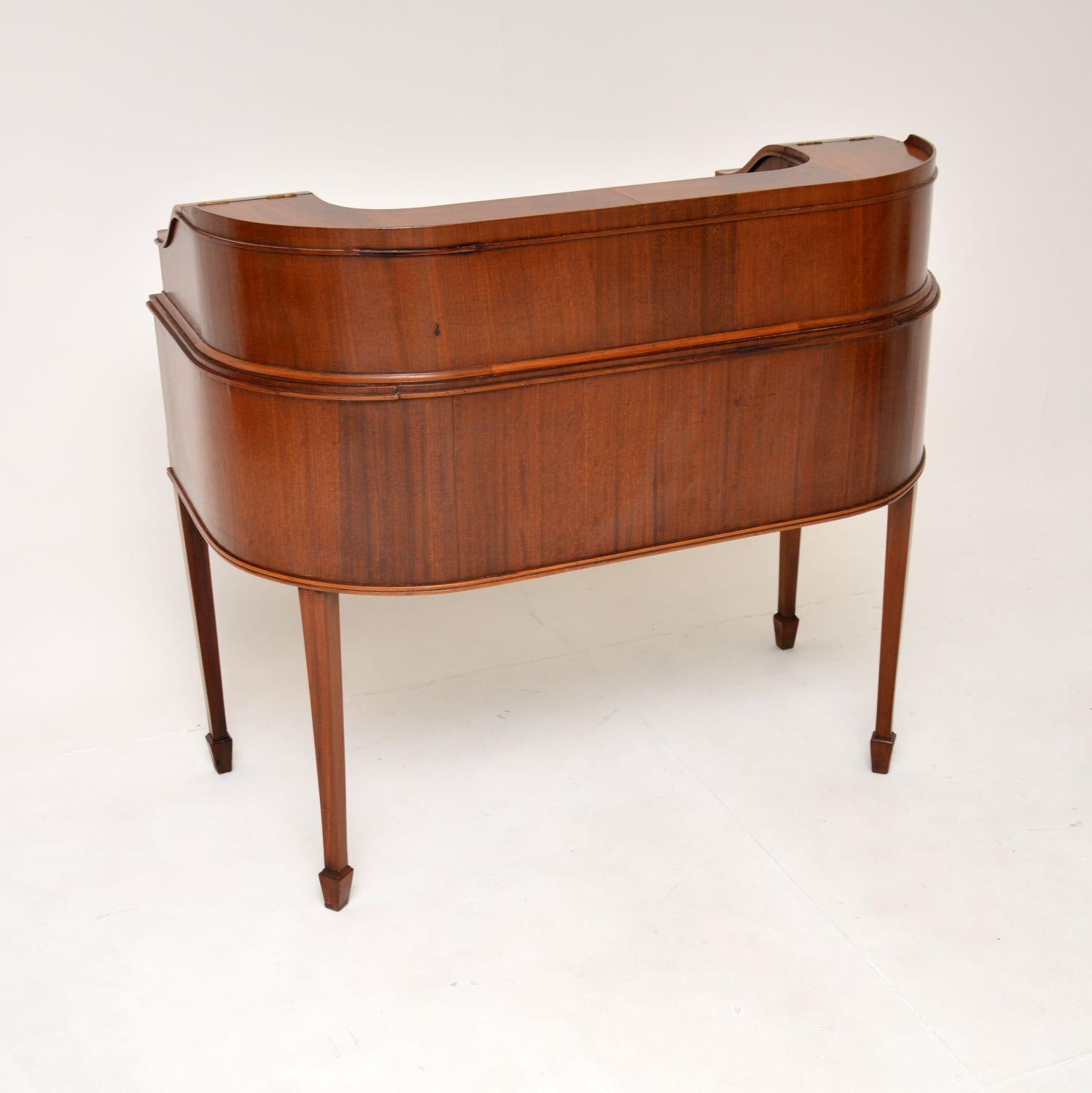 Antique Leather Top Carlton House Desk In Good Condition In London, GB