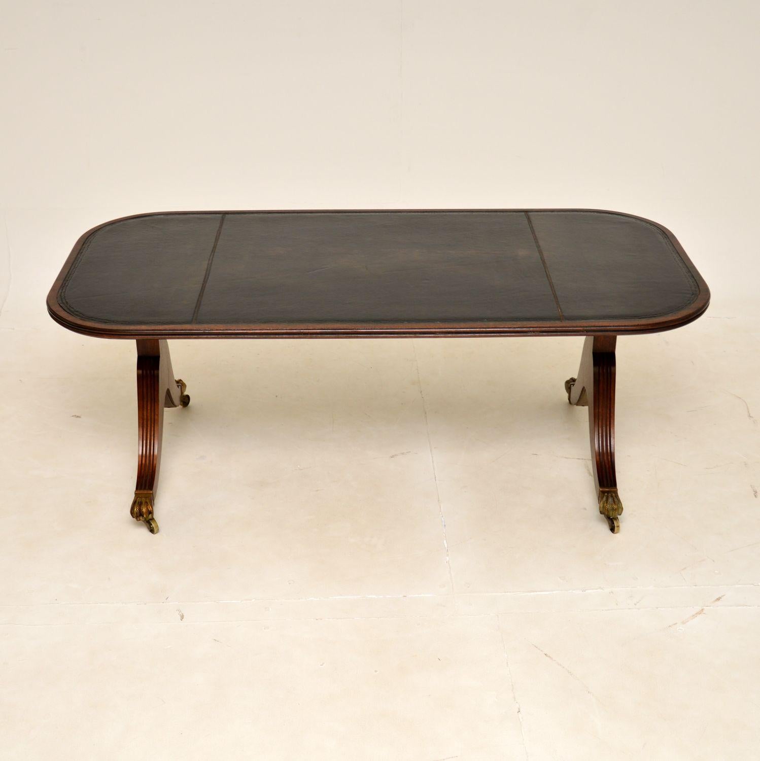 A large and impressive antique leather top coffee table in the Regency style. This was made in England, it dates from around the 1930s.

The quality is outstanding, this is beautifully made and sits on a sturdy, solid base. The legs are nicely