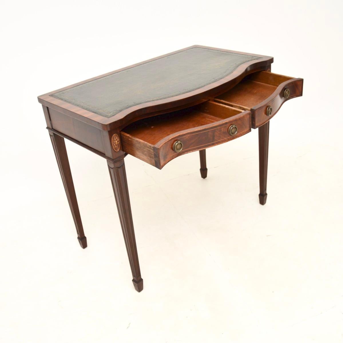 A smart and useful antique leather top desk / console table. This was made in England, it is in the Georgian style and dates from around the 1950’s.

The quality is superb and this is a very practical size, perfect for use as either a desk or a