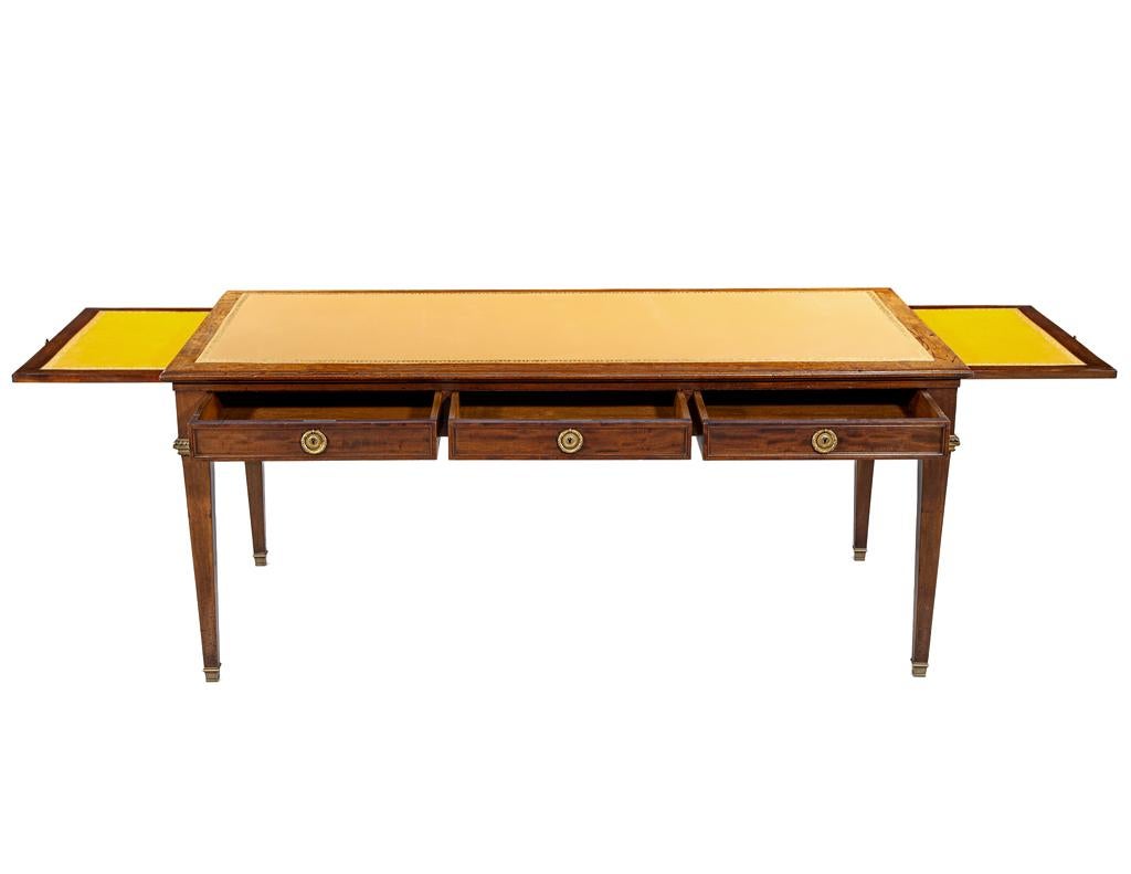 Antico scrittoio francese in stile Luigi XVI con piano in pelle In condizioni buone in vendita a North York, ON