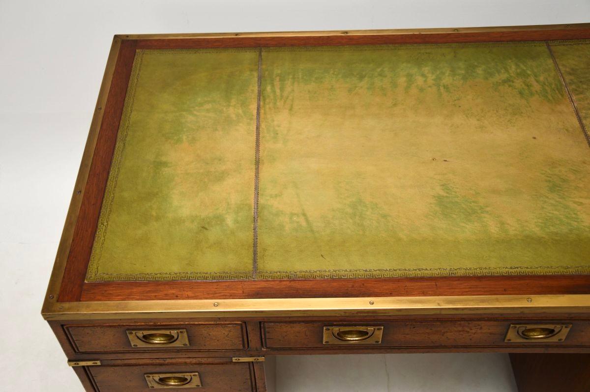 Antiguo Escritorio Militar de Cuero con Pedestal de Campaña 3