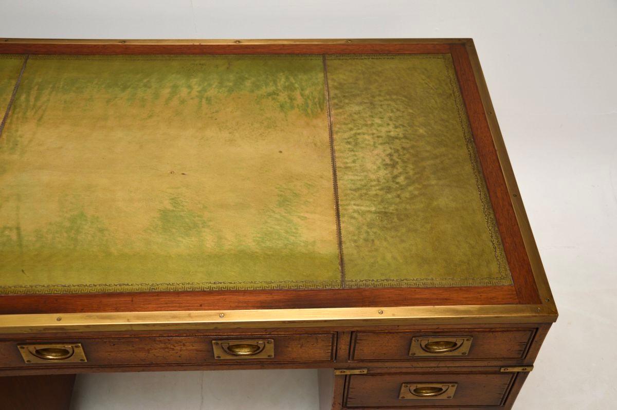Antiguo Escritorio Militar de Cuero con Pedestal de Campaña 4