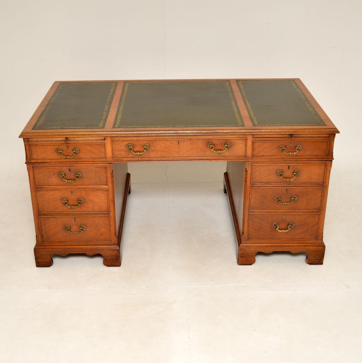 A large and impressive antique pedestal desk in wood This was made by Beresford & Hicks & dates from around the 1930-1950’s.
The quality is amazing, this sits on lovely shaped bracket feet, has canted corners and an original three section tooled