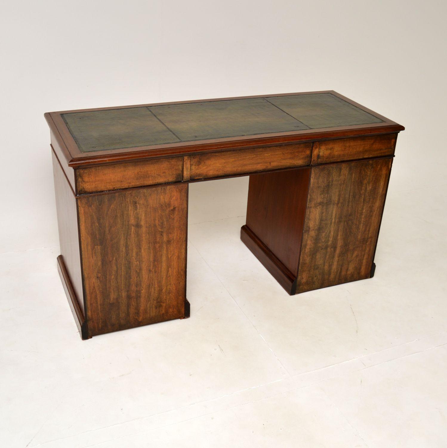 Antique Leather Top Pedestal Desk In Good Condition For Sale In London, GB
