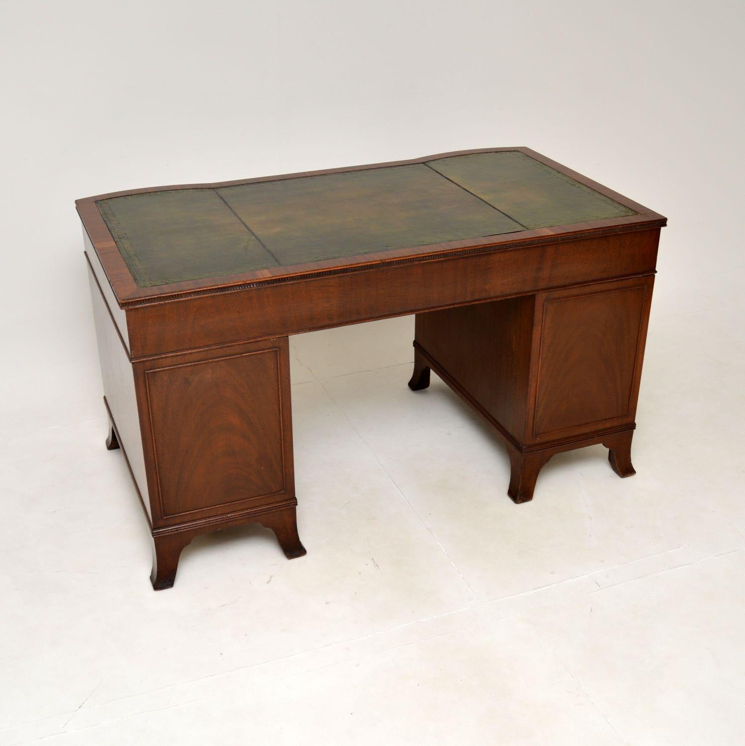 Bureau ancien en cuir à piédestal Bon état à London, GB