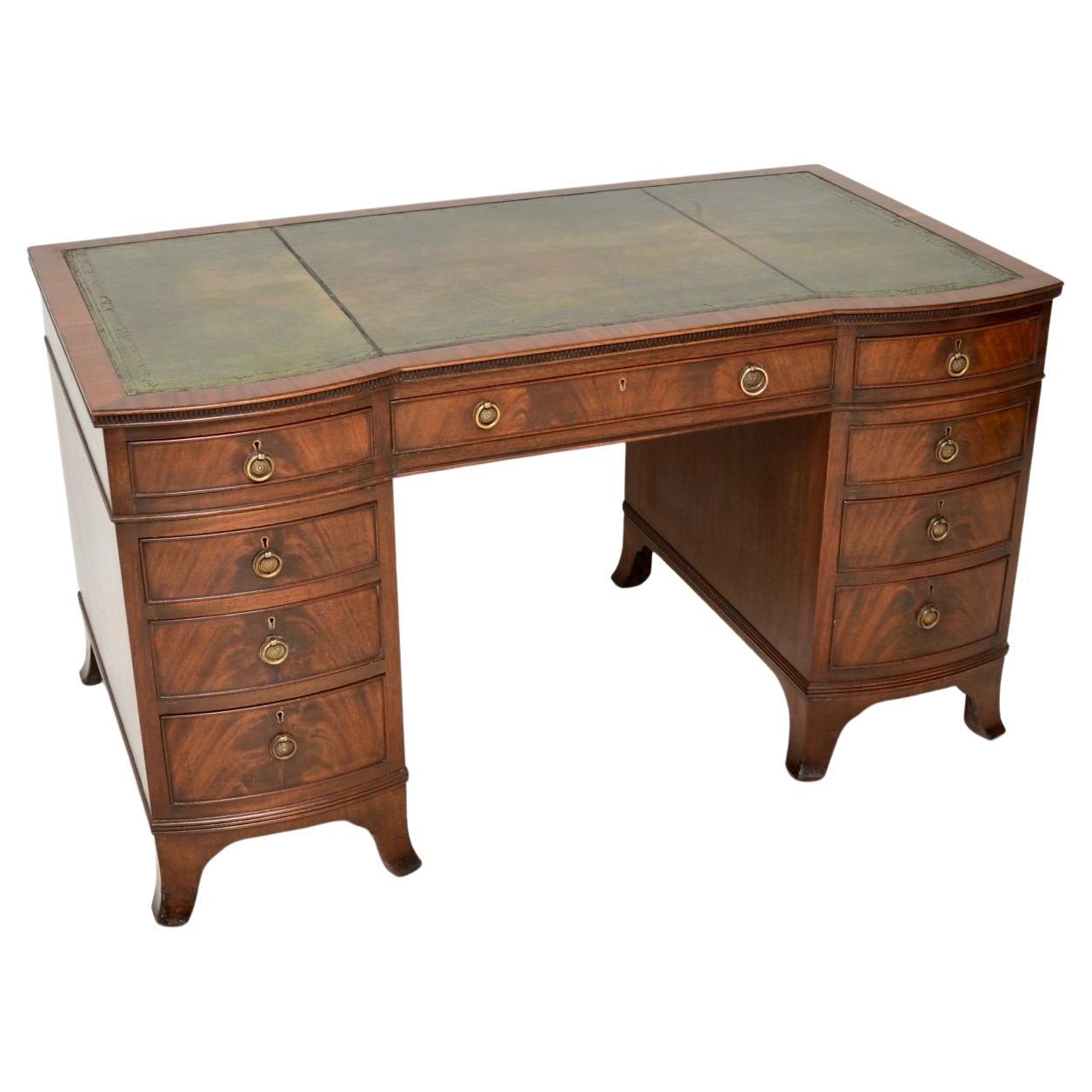 Bureau ancien en cuir à piédestal