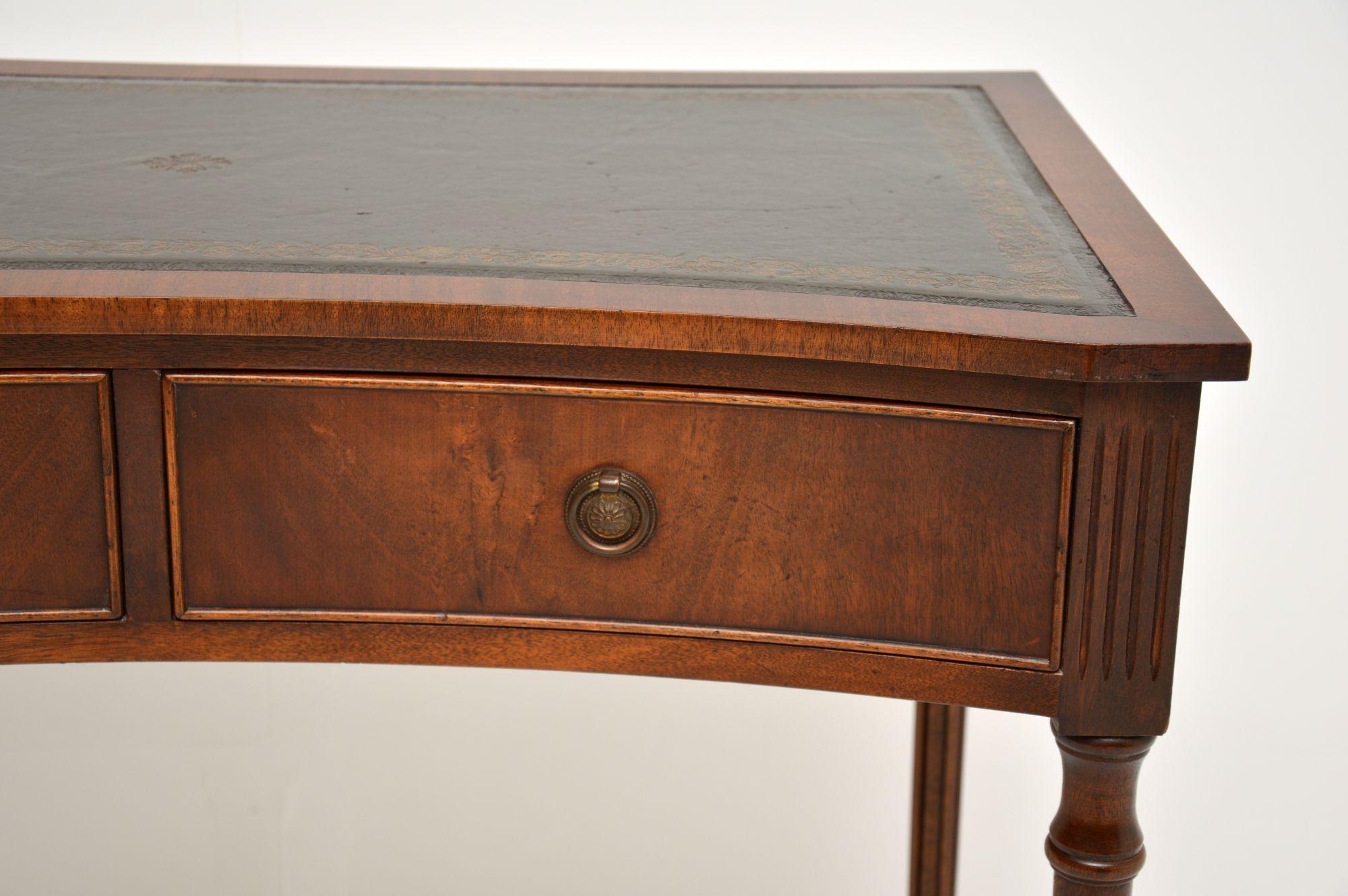 Antique Leather Top Writing Table / Desk In Good Condition In London, GB
