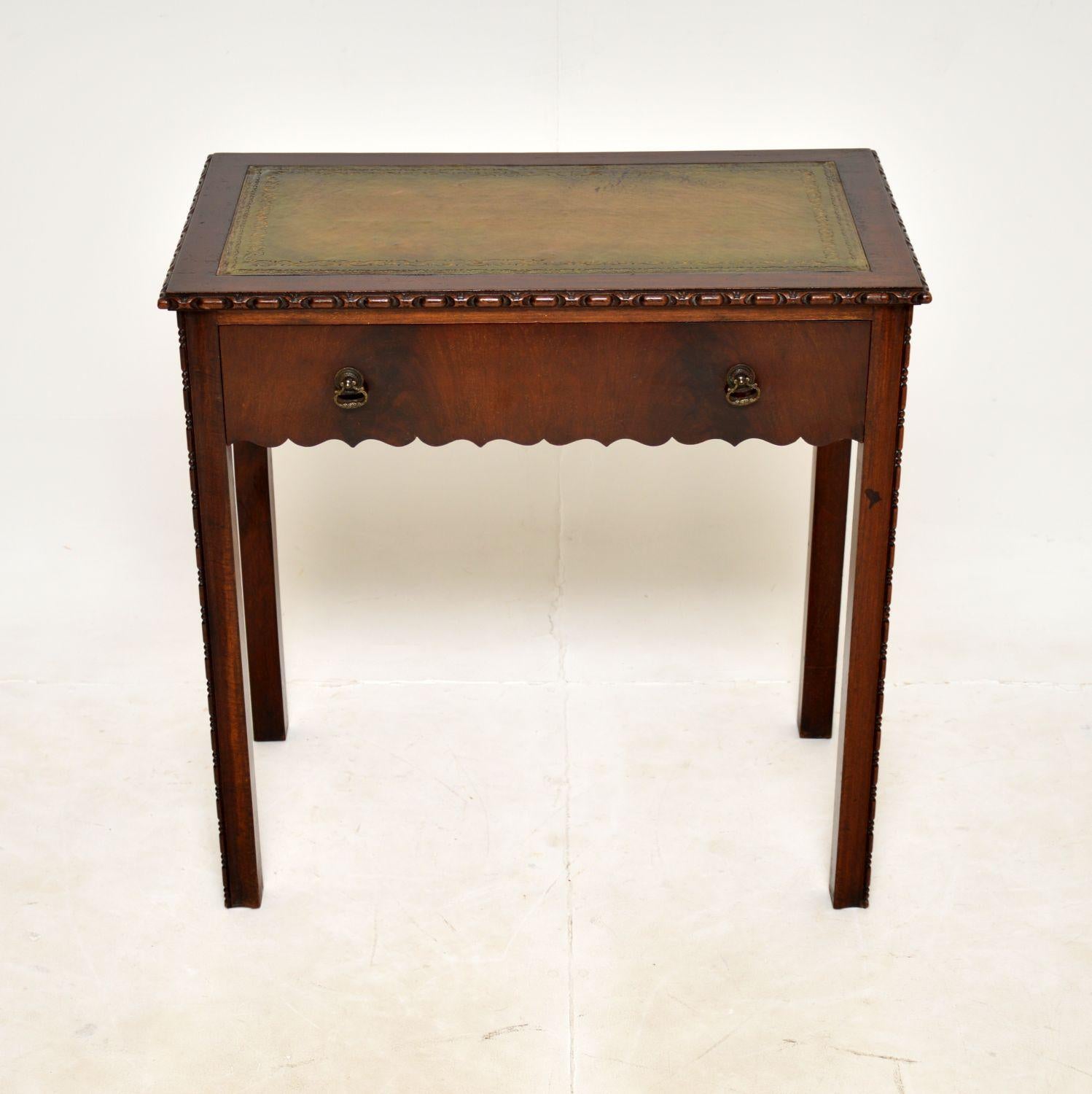 A charming antique writing desk / side table. This was made in England, it dates from around the 1900-1920 period.

It is of superb quality and is a very useful size. The single drawer has lovely brass handles and fine, hand cut dovetailed joints.