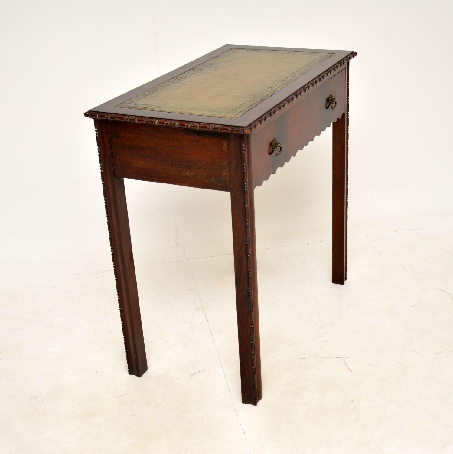 Chippendale Table à écrire antique avec dessus en cuir en vente