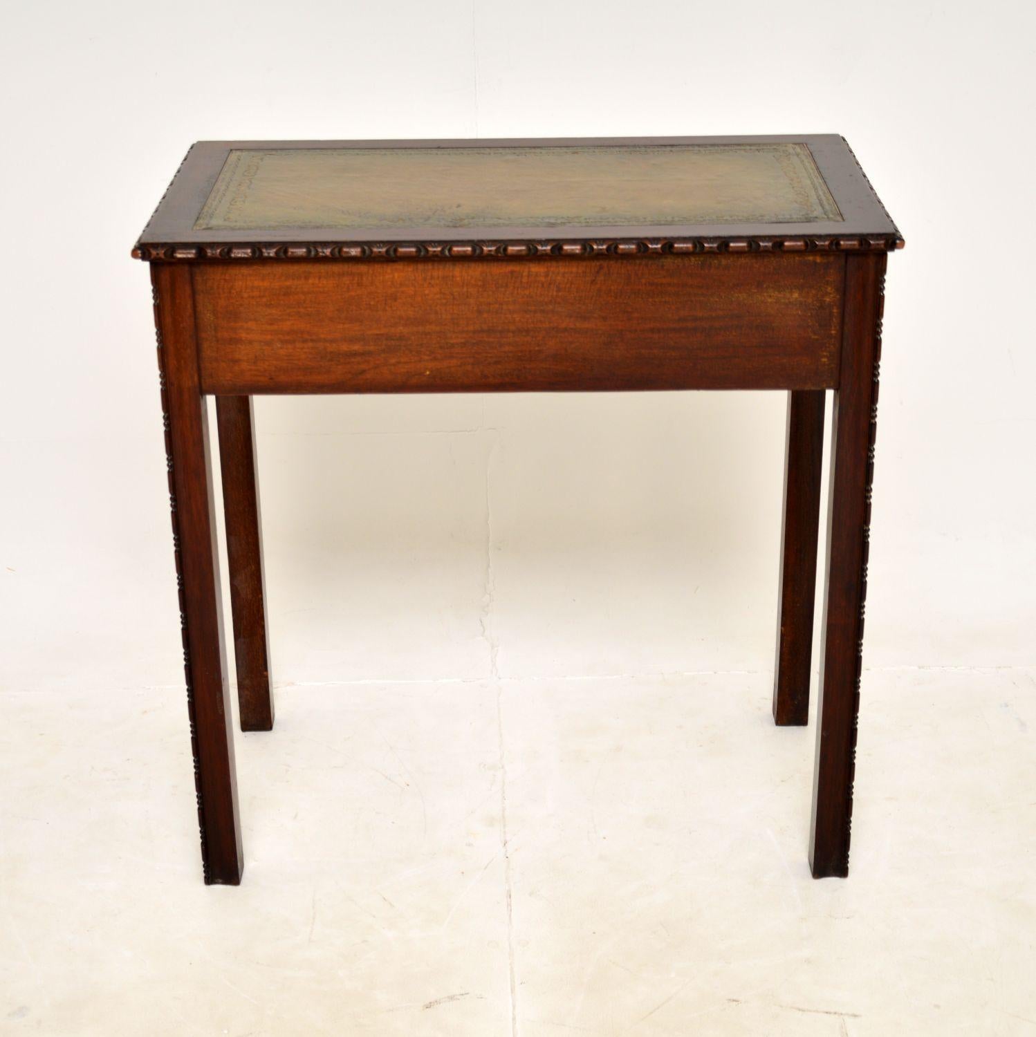 Début du 20ème siècle Table à écrire antique avec dessus en cuir en vente
