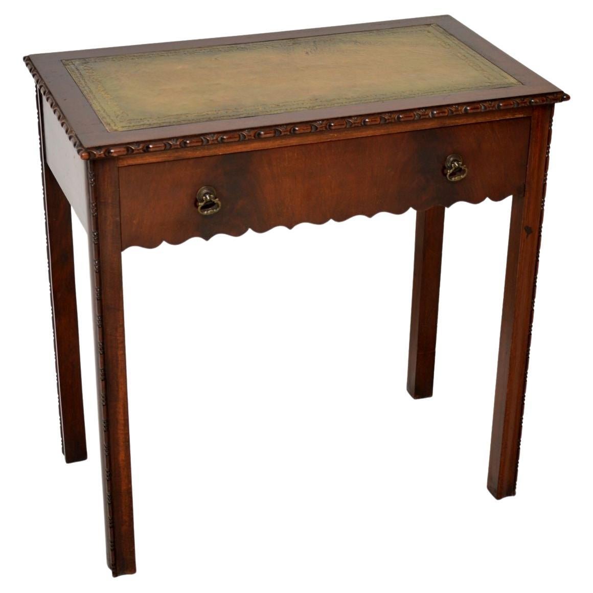 Table à écrire antique avec dessus en cuir en vente