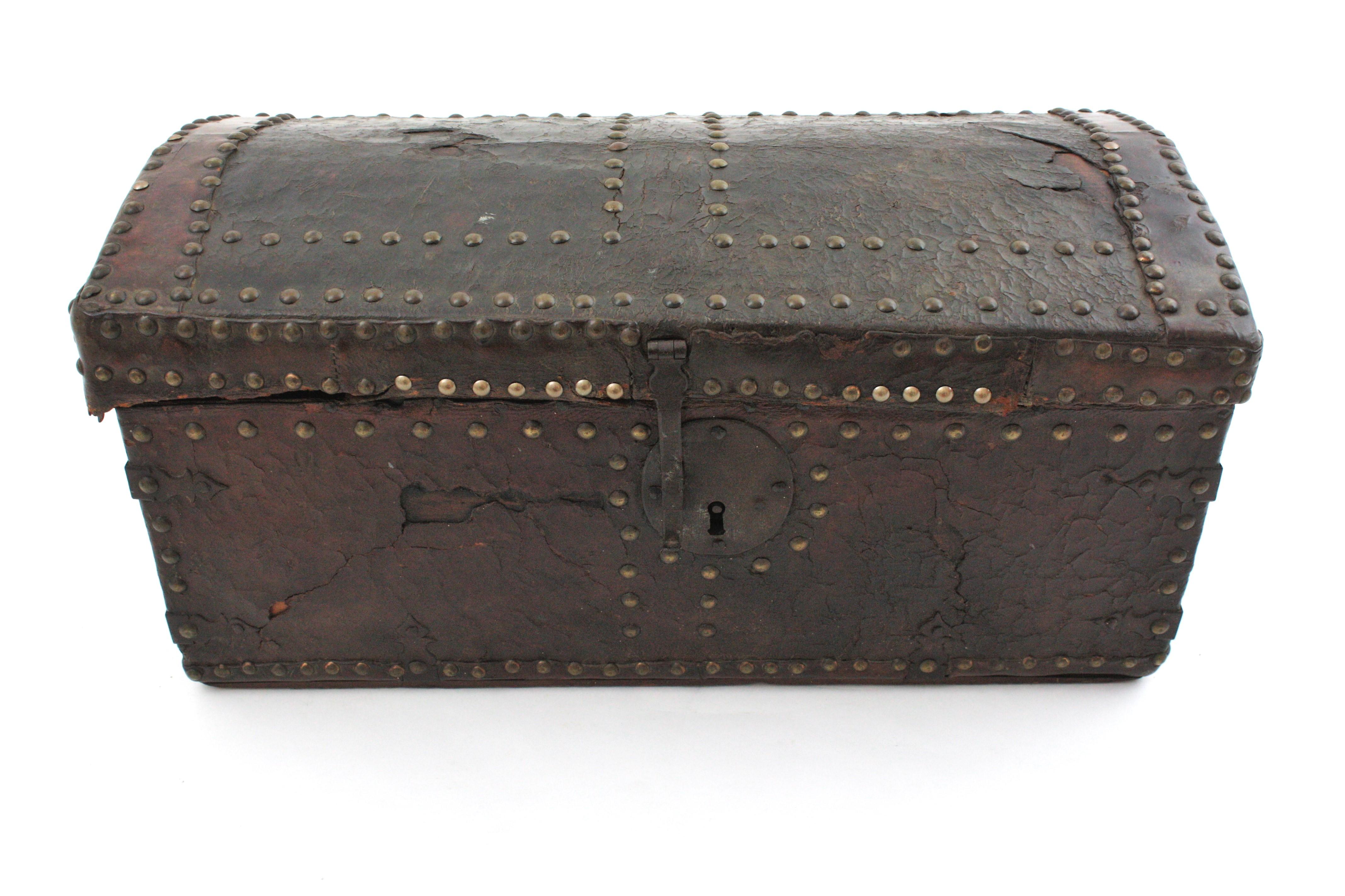Antique Leather Traveling Trunk with Hand-Painted Carriage Scene For Sale 4