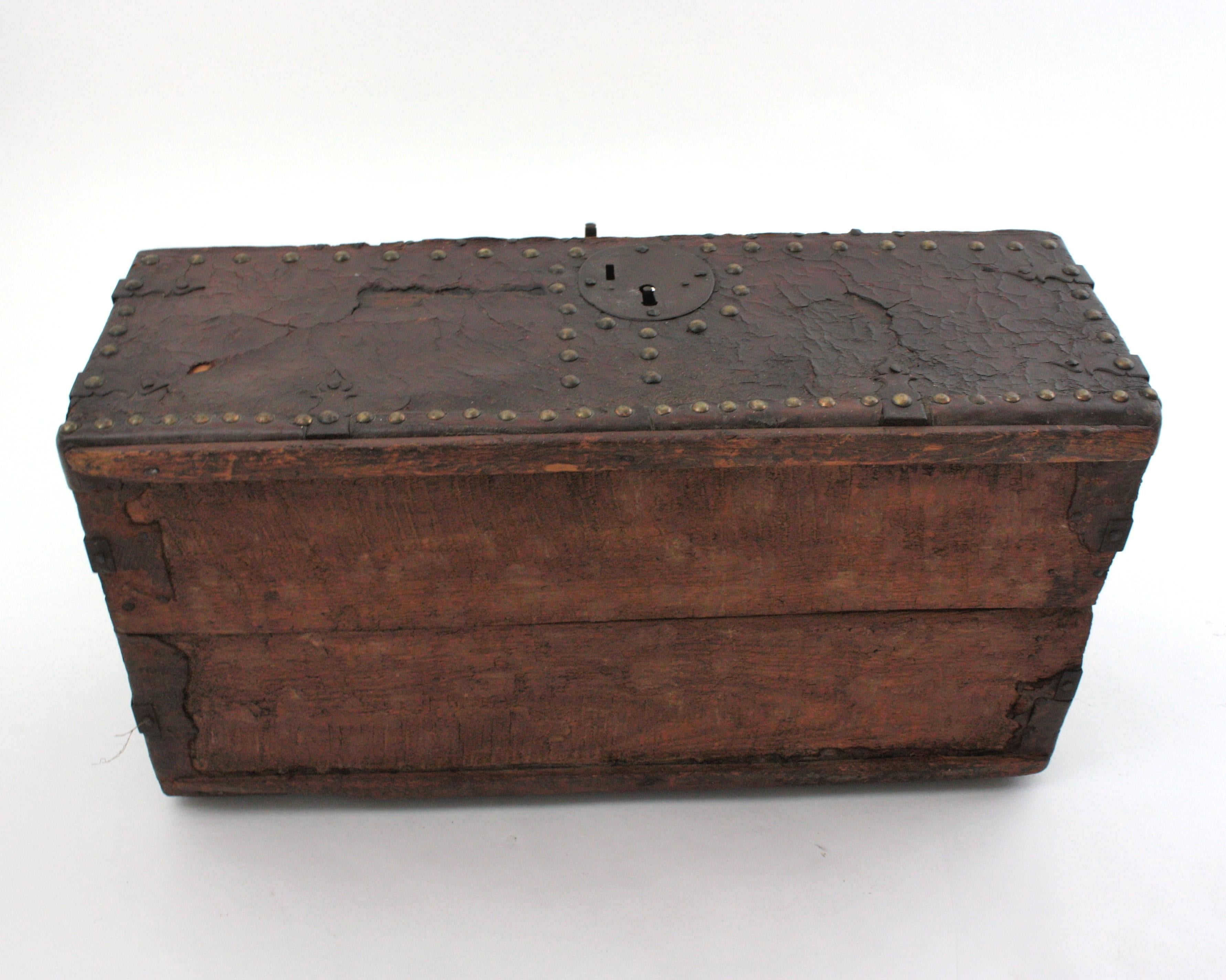 Antique Leather Traveling Trunk with Hand-Painted Carriage Scene For Sale 10